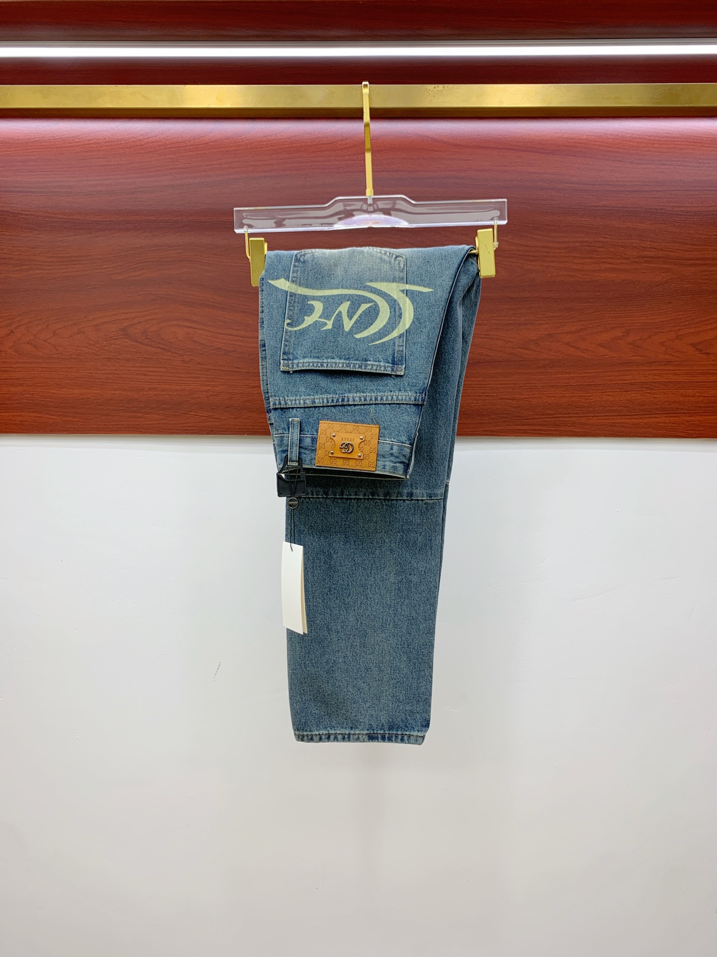 NO:538456,Gucci [New Product] is available for high-end exclusive sale. The 25SS four-season super-burning street-explosion series is the most exclusive and grandly launched. Original custom high-end quality fabric, customized hardware style slim-fitting tailoring, fabric with elasticity, micro-elastic upper body comfort, a must-have item!  Counter size 29-38 (no 35 no 37), gucci, jeans, alexander wang19860909古驰【新品】高端独家发售 25SS四季款超燃炸街系列之最牛仔裤 独家隆重推出 原版定制高端品质面料 定制五金版型修身剪裁 面料带弹力 微弹上身舒适度超高 必爆单品！专柜尺码29-38（无35无37）,,gucci,jeans,alexander wang,Men's clothing