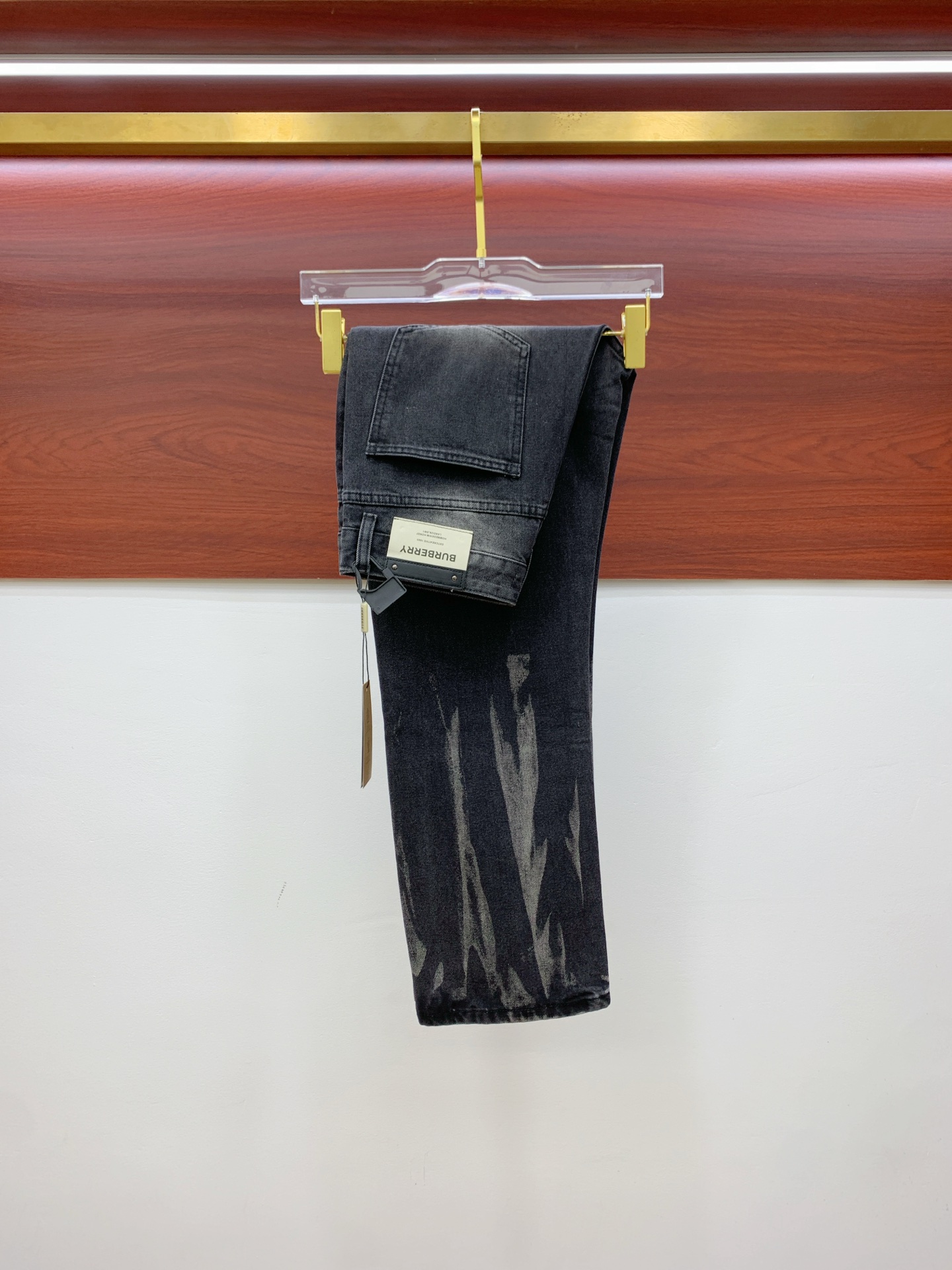 NO:538437,Burberry [New Product] is available for high-end exclusive sale. The 25SS four-season super-burning street-explosion series is the most exclusive and grandly launched. Original custom high-end quality fabric, customized hardware style slim-fitting tailoring, fabric with elasticity, micro-elastic upper body comfort, a must-have item!  Counter size 29-38 (no 35 no 37), Burberry, jeans, alexander wang19860909巴宝莉【新品】高端独家发售 25SS四季款超燃炸街系列之最牛仔裤 独家隆重推出 原版定制高端品质面料 定制五金版型修身剪裁 面料带弹力 微弹上身舒适度超高 必爆单品！专柜尺码29-38（无35无37）,,burberry,jeans,alexander wang,Men's clothing