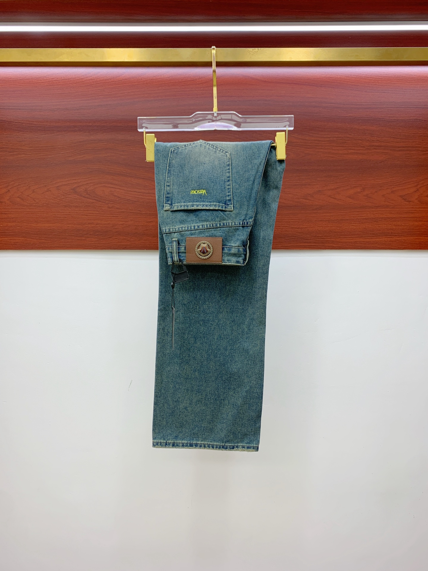 NO:538440,Versace [New Product] is available for high-end exclusive sale. The 25SS four-season super-burning street-explosion series is the most exclusive and grandly launched. Original custom high-end quality fabric, customized hardware style slim-fitting tailoring, fabric with elasticity, micro-elastic upper body comfort, a must-have item!  Counter size 29-38 (no 35 no 37), versace, jeans, alexander wang19860909范思哲【新品】高端独家发售 25SS四季款超燃炸街系列之最牛仔裤 独家隆重推出 原版定制高端品质面料 定制五金版型修身剪裁 面料带弹力 微弹上身舒适度超高 必爆单品！专柜尺码29-38（无35无37）,,versace,jeans,alexander wang,Men's clothing