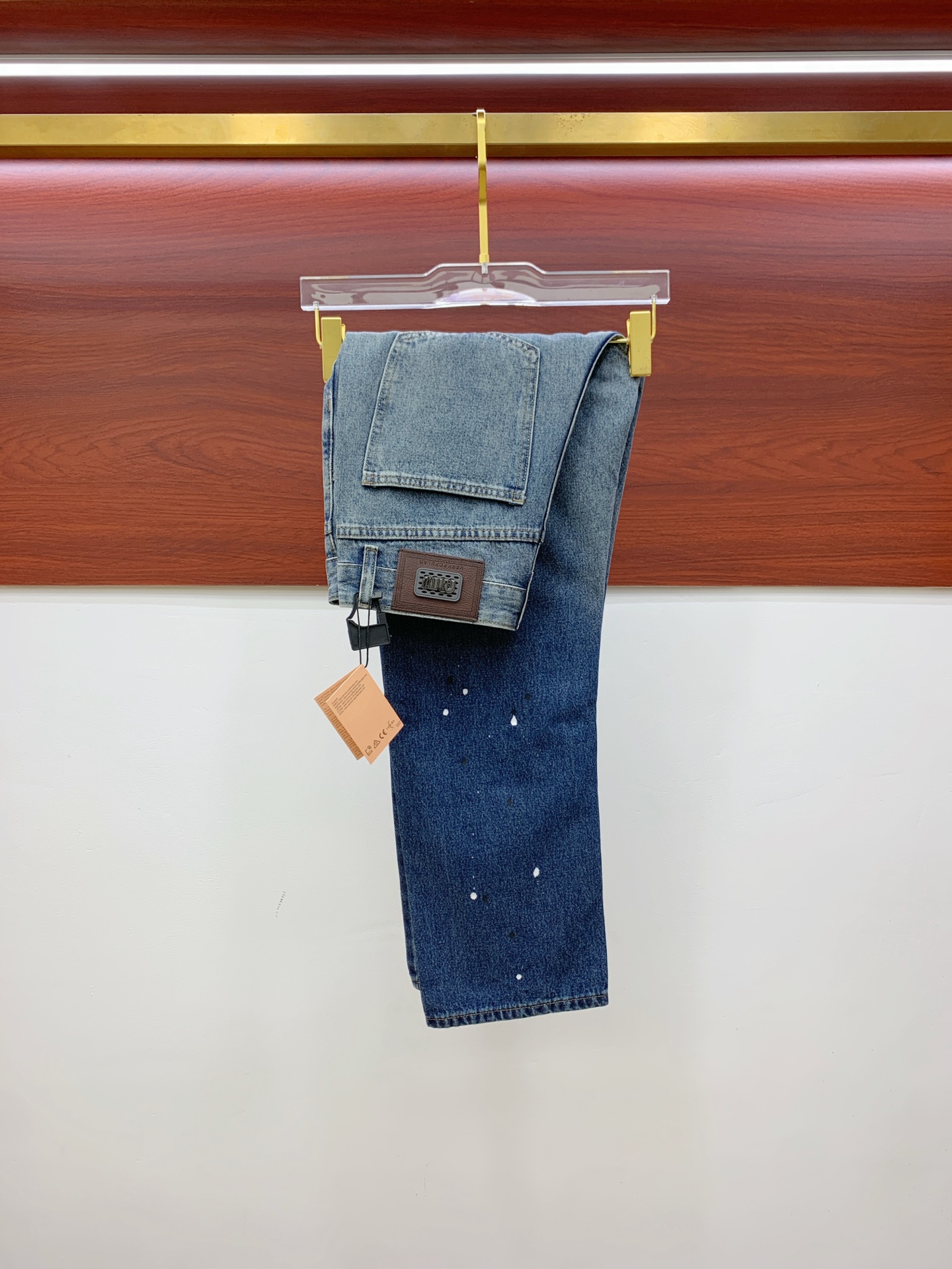 NO:538443,miumiu [New Product] is available for high-end exclusive sale. The 25SS four-season super-burning street-explosion series is the most exclusive and grandly launched. Original custom high-end quality fabric, customized hardware style slim-fitting tailoring, fabric with elasticity, micro-elastic upper body comfort, a must-have item!  Counter size 29-38 (no 35 no 37), miumiu, jeans, alexander wang19860909miumiu【新品】高端独家发售 25SS四季款超燃炸街系列之最牛仔裤 独家隆重推出 原版定制高端品质面料 定制五金版型修身剪裁 面料带弹力 微弹上身舒适度超高 必爆单品！专柜尺码29-38（无35无37）,,miumiu,jeans,alexander wang,Men's clothing