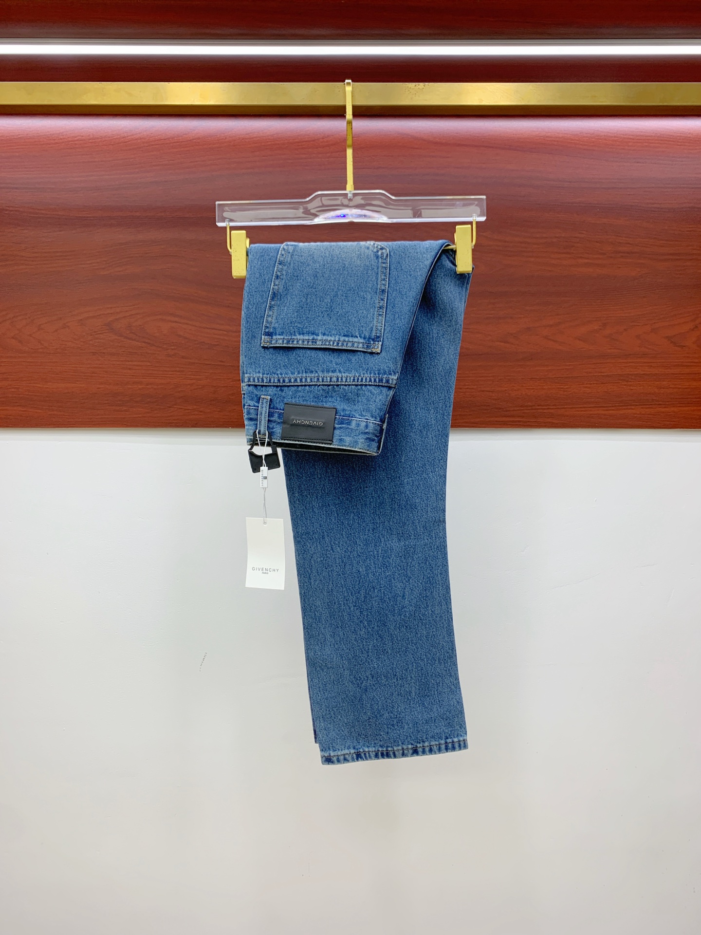 NO:538450,Givenchy [New Product] is available for high-end exclusive sale. The 25SS four-season super-burning street-explosion series is the most exclusive and grandly launched. Original custom high-end quality fabric, customized hardware style slim-fitting tailoring, fabric with elasticity, micro-elastic upper body comfort, a must-have item!  Counter size 29-38 (no 35 no 37), given jeans alexander wang19860909纪梵希【新品】高端独家发售 25SS四季款超燃炸街系列之最牛仔裤 独家隆重推出 原版定制高端品质面料 定制五金版型修身剪裁 面料带弹力 微弹上身舒适度超高 必爆单品！专柜尺码29-38（无35无37）,,givenchy,jeans,alexander wang,Men's clothing