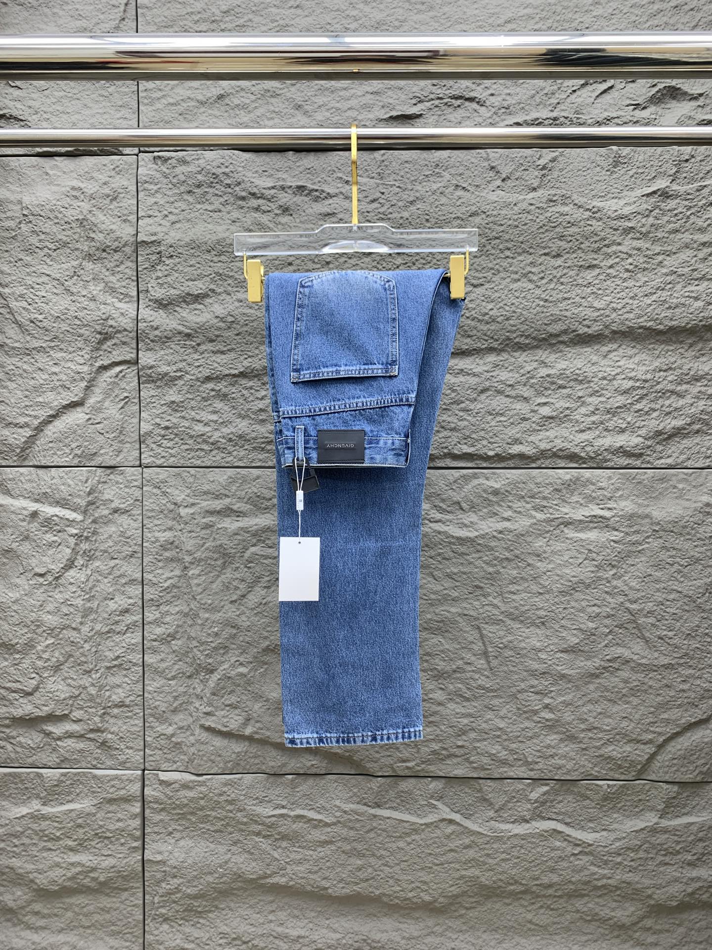 NO:532171,Givenchy [New Product] is available for high-end exclusive sale. The 25SS four-season super-burning street-explosion series is the most exclusive and grandly launched. Original custom high-end quality fabric, customized hardware style slim-fitting tailoring, fabric with elasticity, micro-elastic upper body comfort, a must-have item!  Counter size 29-38 (no 35 no 37), given jeans alexander wang19860909纪梵希【新品】高端独家发售 25SS四季款超燃炸街系列之最牛仔裤 独家隆重推出 原版定制高端品质面料 定制五金版型修身剪裁 面料带弹力 微弹上身舒适度超高 必爆单品！专柜尺码29-38（无35无37）,,givenchy,jeans,alexander wang,Men's clothing