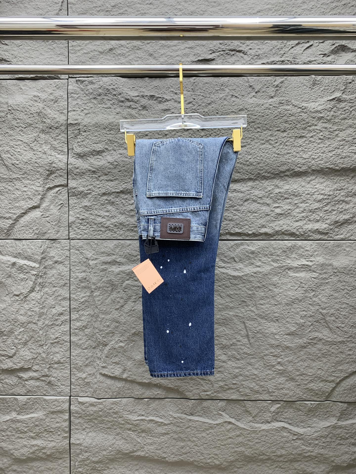 NO:532173,miumiu [New Product] is available for high-end exclusive sale. The 25SS four-season super-burning street-explosion series is the most exclusive and grandly launched. Original custom high-end quality fabric, customized hardware style slim-fitting tailoring, fabric with elasticity, micro-elastic upper body comfort, a must-have item!  Counter size 29-38 (no 35 no 37), miumiu, jeans, alexander wang19860909miumiu【新品】高端独家发售 25SS四季款超燃炸街系列之最牛仔裤 独家隆重推出 原版定制高端品质面料 定制五金版型修身剪裁 面料带弹力 微弹上身舒适度超高 必爆单品！专柜尺码29-38（无35无37）,,miumiu,jeans,alexander wang,Men's clothing