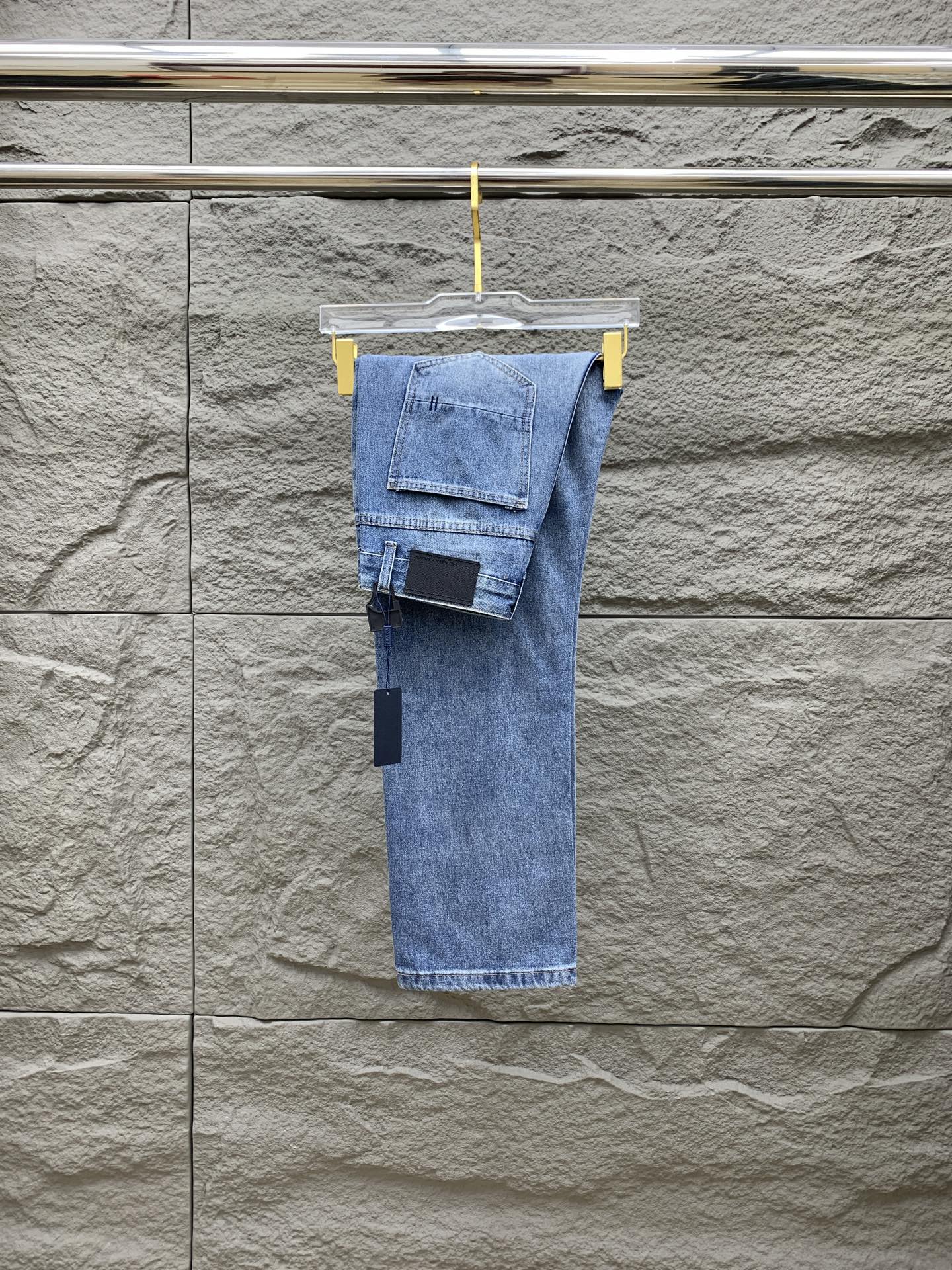 NO:532177,Prada [New Product] is available for high-end exclusive sale. The 25SS four-season super-burning street-explosion series is the most exclusive and grandly launched. Original custom high-end quality fabric, customized hardware style slim-fitting tailoring, fabric with elasticity, micro-elastic upper body comfort, a must-have item!  Counter size 29-38 (no 35 no 37), prada, jeans, alexander wang19860909普拉达【新品】高端独家发售 25SS四季款超燃炸街系列之最牛仔裤 独家隆重推出 原版定制高端品质面料 定制五金版型修身剪裁 面料带弹力 微弹上身舒适度超高 必爆单品！专柜尺码29-38（无35无37）,,prada,jeans,alexander wang,Men's clothing