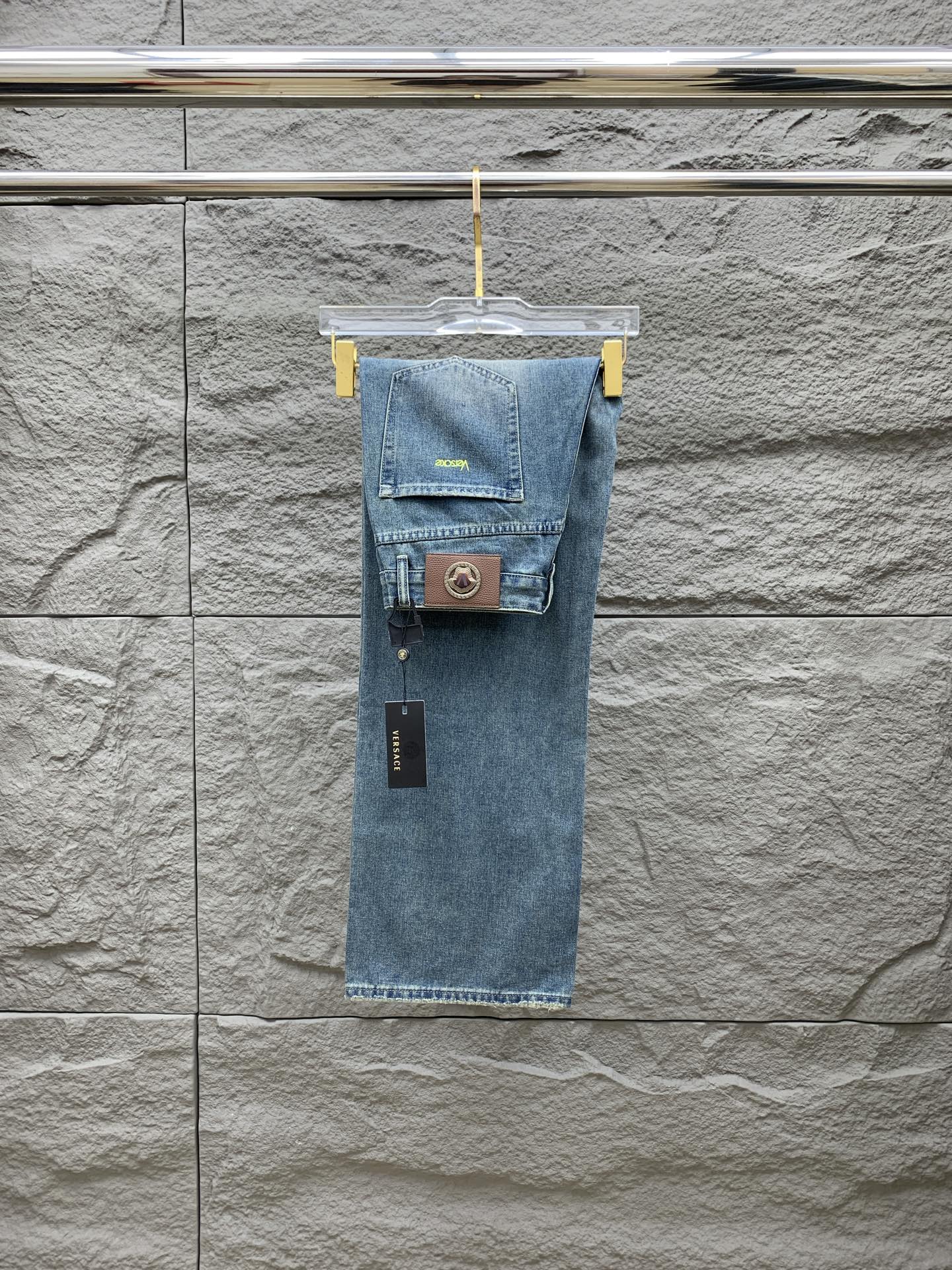 NO:532179,Versace [New Product] is available for high-end exclusive sale. The 25SS four-season super-burning street-explosion series is the most exclusive and grandly launched. Original custom high-end quality fabric, customized hardware style slim-fitting tailoring, fabric with elasticity, micro-elastic upper body comfort, a must-have item!  Counter size 29-38 (no 35 no 37), versace, jeans, alexander wang19860909范思哲【新品】高端独家发售 25SS四季款超燃炸街系列之最牛仔裤 独家隆重推出 原版定制高端品质面料 定制五金版型修身剪裁 面料带弹力 微弹上身舒适度超高 必爆单品！专柜尺码29-38（无35无37）,,versace,jeans,alexander wang,Men's clothing