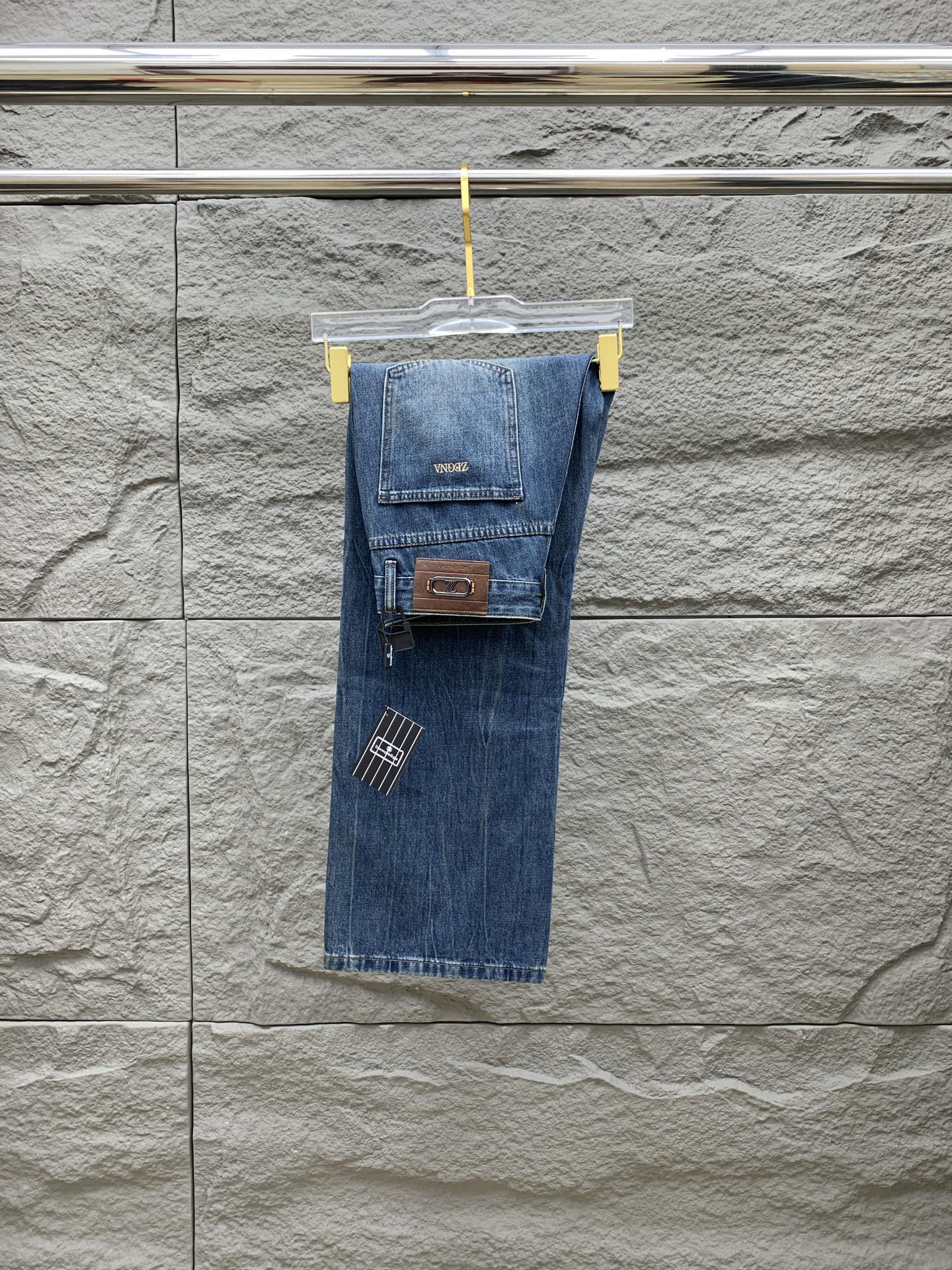 NO:532164,Jenia [New Product] is available for high-end exclusive sale. The 25SS four-season super-burning street-explosion series is the most exclusive and grandly launched. Original custom high-end quality fabric, customized hardware style slim-fitting tailoring, fabric with elasticity, micro-elastic upper body comfort, a must-have item!  Counter size 29-38 (no 35 no 37), zegna, jeans, alexander wang19860909杰尼亚【新品】高端独家发售 25SS四季款超燃炸街系列之最牛仔裤 独家隆重推出 原版定制高端品质面料 定制五金版型修身剪裁 面料带弹力 微弹上身舒适度超高 必爆单品！专柜尺码29-38（无35无37）,,zegna,jeans,alexander wang,Men's clothing