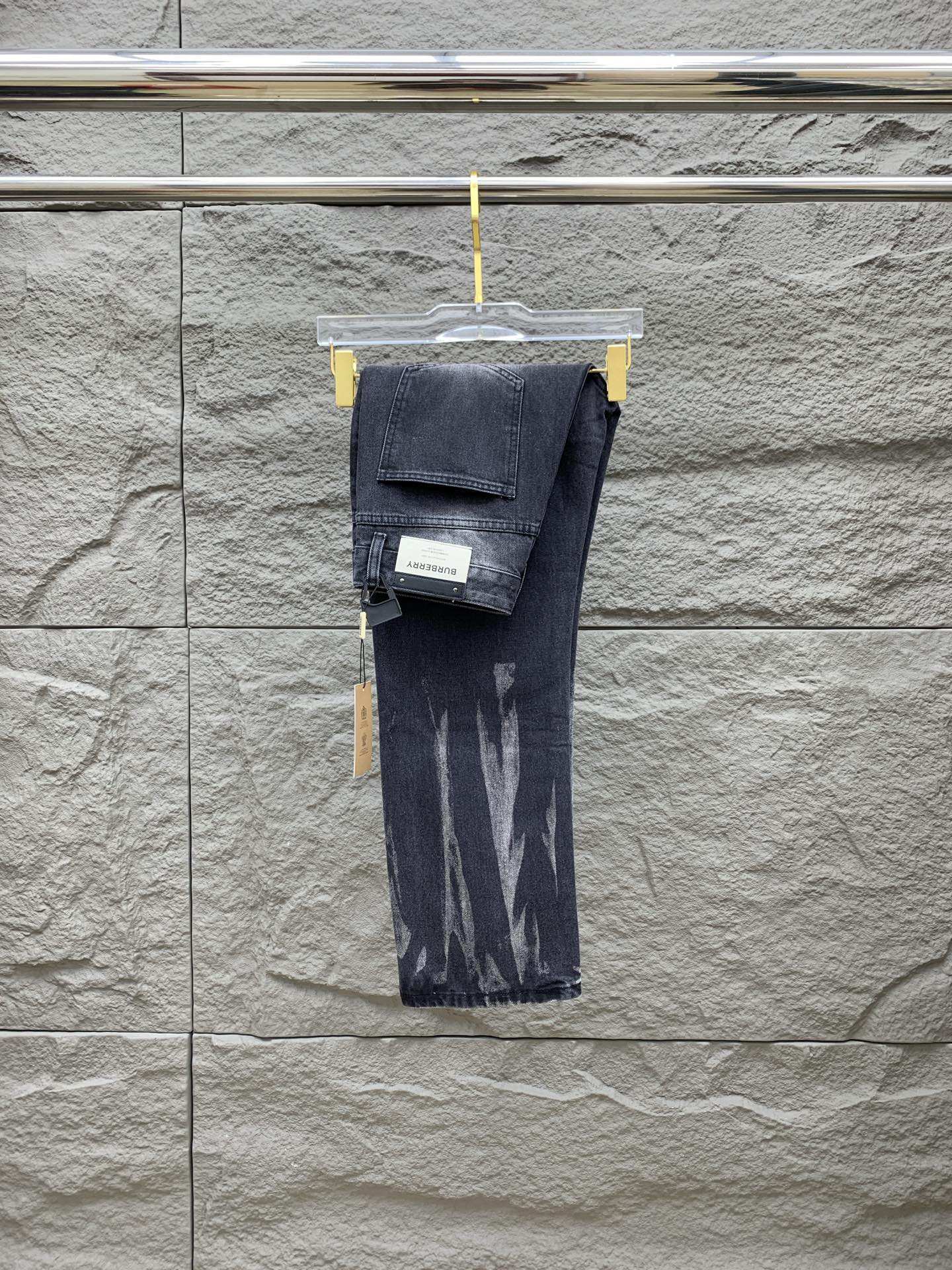 NO:532166,Burberry [New Product] is available for high-end exclusive sale. The 25SS four-season super-burning street-explosion series is the most exclusive and grandly launched. Original custom high-end quality fabric, customized hardware style slim-fitting tailoring, fabric with elasticity, micro-elastic upper body comfort, a must-have item!  Counter size 29-38 (no 35 no 37), Burberry, jeans, alexander wang19860909巴宝莉【新品】高端独家发售 25SS四季款超燃炸街系列之最牛仔裤 独家隆重推出 原版定制高端品质面料 定制五金版型修身剪裁 面料带弹力 微弹上身舒适度超高 必爆单品！专柜尺码29-38（无35无37）,,burberry,jeans,alexander wang,Men's clothing