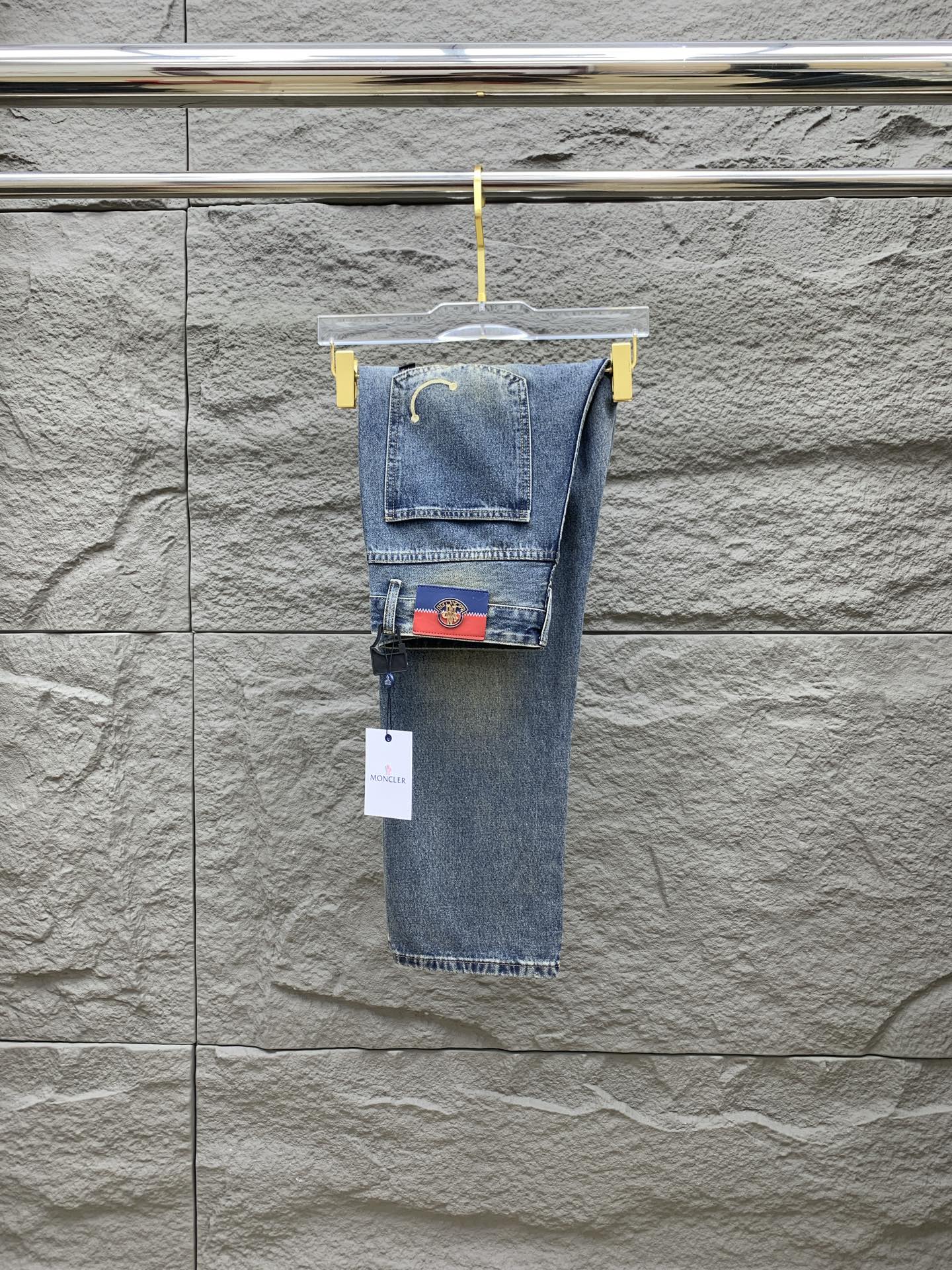 NO:532168,The 25SS four-season super-burning street-explosion series is exclusively launched. Original custom high-end quality fabric, customized hardware style slim-fitting tailoring, fabric with elasticity, micro-elastic upper body comfort, a must-have item!  Counter size 29-38 (no 35 no 37), Moncler, jeans, alexander wang19860909蒙口【新品】高端独家发售 25SS四季款超燃炸街系列之最牛仔裤 独家隆重推出 原版定制高端品质面料 定制五金版型修身剪裁 面料带弹力 微弹上身舒适度超高 必爆单品！专柜尺码29-38（无35无37）,,Moncler,jeans,alexander wang,Men's clothing