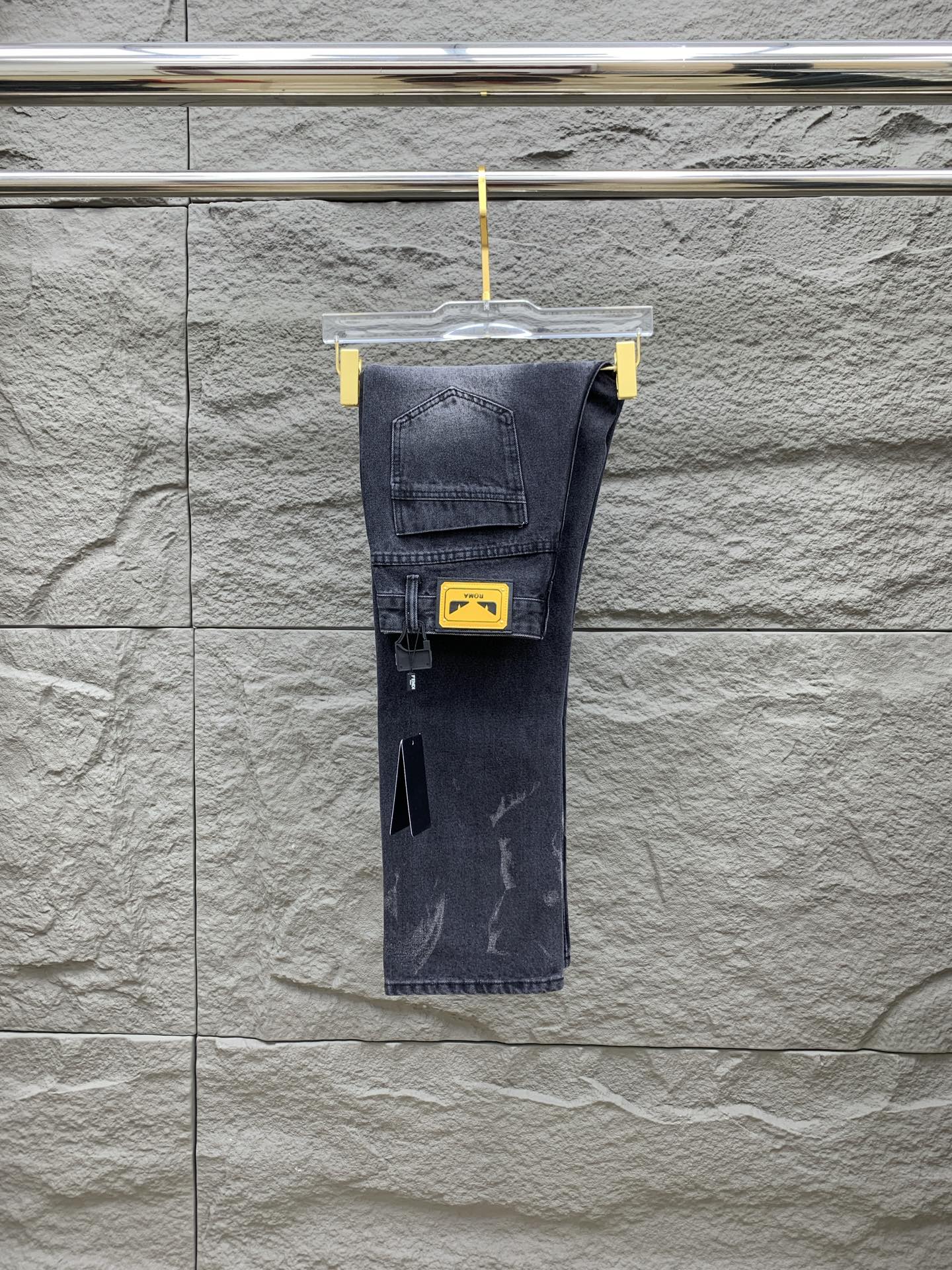 NO:532170,Fendi [New Product] is available for high-end exclusive sale. The 25SS four-season super-burning street-explosion series is the most exclusive and grandly launched. Original custom high-end quality fabric, customized hardware style slim-fitting tailoring, fabric with elasticity, micro-elastic upper body comfort, a must-have item!  Counter size 29-38 (no 35 no 37), fendi, jeans, alexander wang19860909芬迪【新品】高端独家发售 25SS四季款超燃炸街系列之最牛仔裤 独家隆重推出 原版定制高端品质面料 定制五金版型修身剪裁 面料带弹力 微弹上身舒适度超高 必爆单品！专柜尺码29-38（无35无37）,,fendi,jeans,alexander wang,Men's clothing