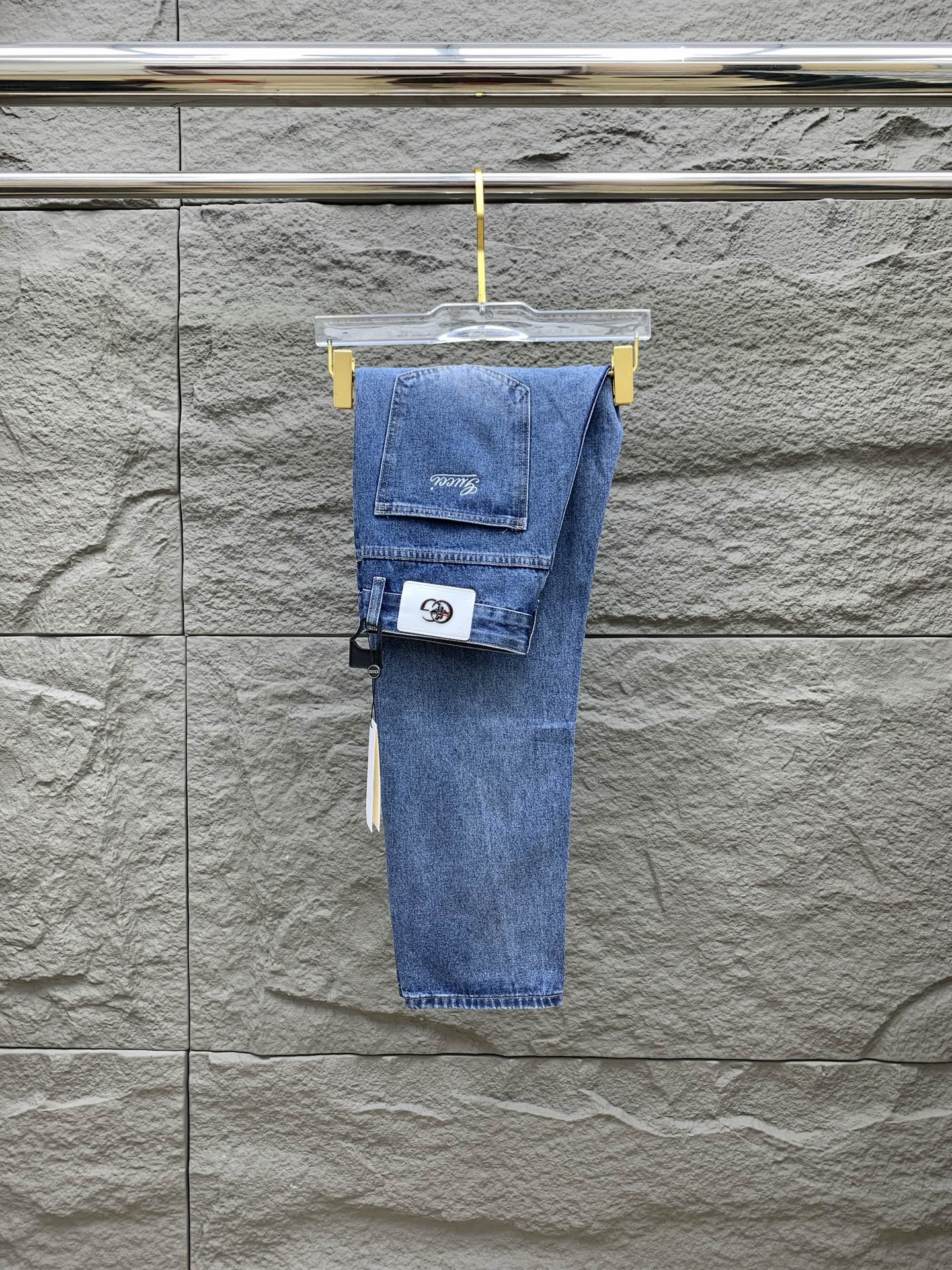 NO:532172,Gucci [New Product] is available for high-end exclusive sale. The 25SS four-season super-burning street-explosion series is the most exclusive and grandly launched. Original custom high-end quality fabric, customized hardware style slim-fitting tailoring, fabric with elasticity, micro-elastic upper body comfort, a must-have item!  Counter size 29-38 (no 35 no 37), gucci, jeans, alexander wang19860909古驰【新品】高端独家发售 25SS四季款超燃炸街系列之最牛仔裤 独家隆重推出 原版定制高端品质面料 定制五金版型修身剪裁 面料带弹力 微弹上身舒适度超高 必爆单品！专柜尺码29-38（无35无37）,,gucci,jeans,alexander wang,Men's clothing