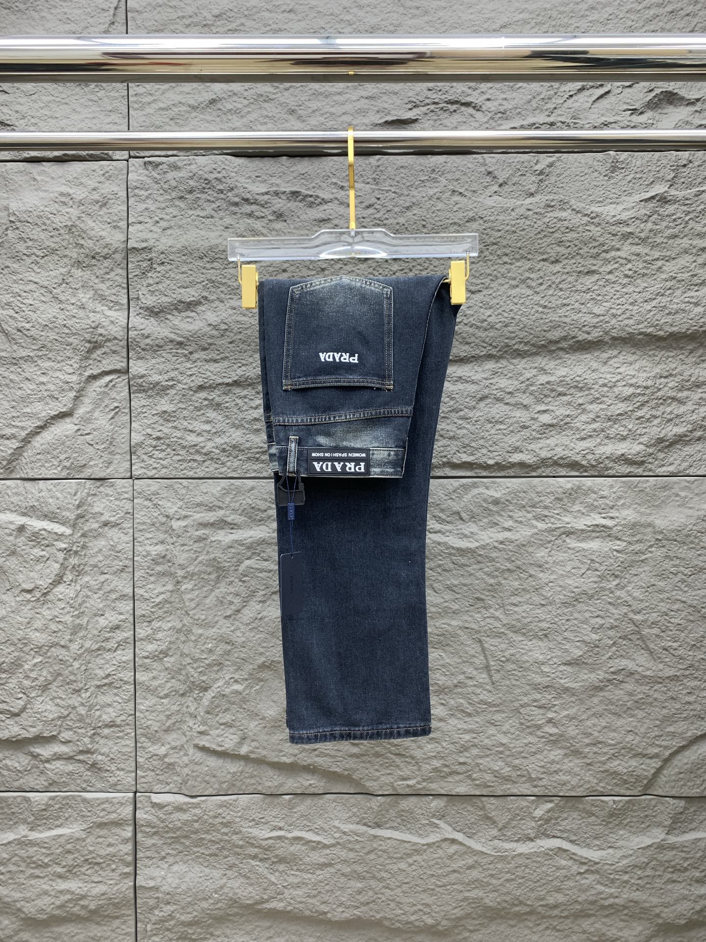 NO:532174,Prada [New Product] is available for high-end exclusive sale. The 25SS four-season super-burning street-explosion series is the most exclusive and grandly launched. Original custom high-end quality fabric, customized hardware style slim-fitting tailoring, fabric with elasticity, micro-elastic upper body comfort, a must-have item!  Counter size 29-38 (no 35 no 37), prada, jeans, alexander wang19860909普拉达【新品】高端独家发售 25SS四季款超燃炸街系列之最牛仔裤 独家隆重推出 原版定制高端品质面料 定制五金版型修身剪裁 面料带弹力 微弹上身舒适度超高 必爆单品！专柜尺码29-38（无35无37）,,prada,jeans,alexander wang,Men's clothing