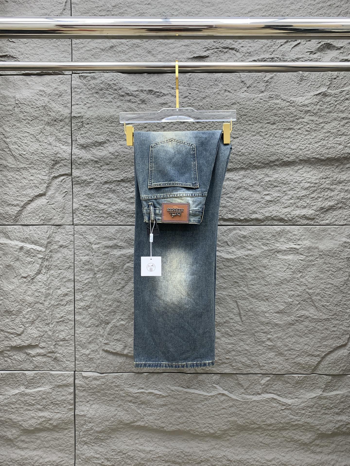 NO:532176,Hermès [New Product] is available for high-end exclusive sale. The 25SS four-season super-burning and explosive series of the most jeans. Exclusively launched. Original custom high-end quality fabric. Customized hardware style slim-fitting tailoring. The fabric has elasticity. The micro-elastic upper body is super comfortable. A must-have item!  Counter size 29-38 (no 35 no 37), hermes, jeans, alexander wang19860909爱马仕【新品】高端独家发售 25SS四季款超燃炸街系列之最牛仔裤 独家隆重推出 原版定制高端品质面料 定制五金版型修身剪裁 面料带弹力 微弹上身舒适度超高 必爆单品！专柜尺码29-38（无35无37）,,hermes,jeans,alexander wang,Men's clothing