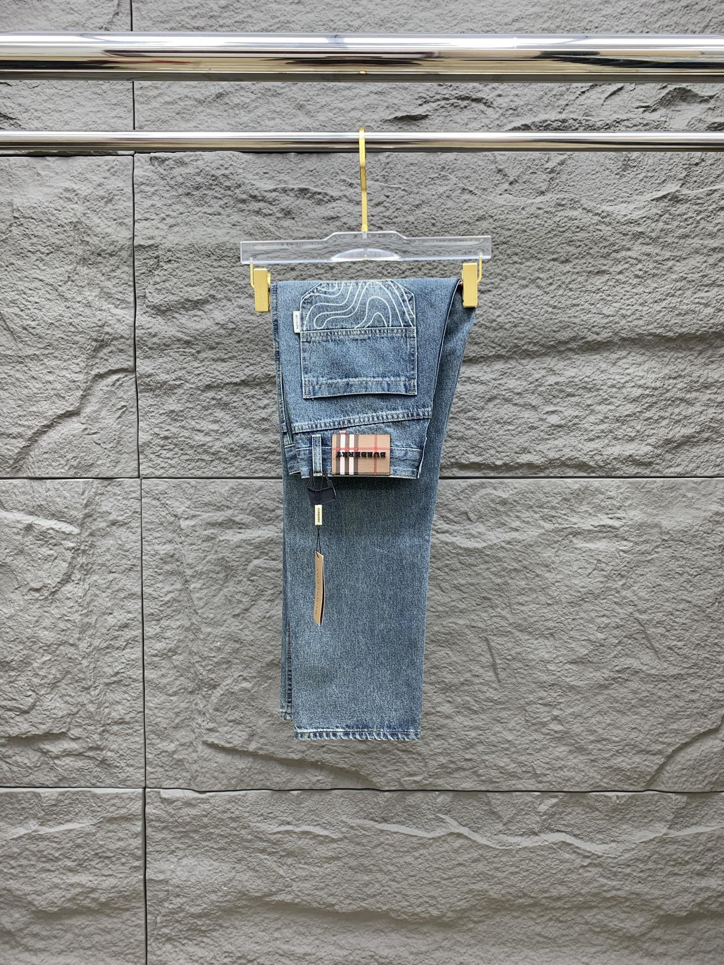 NO:532185,Burberry [New Product] is available for high-end exclusive sale. The 25SS four-season super-burning street-explosion series is the most exclusive and grandly launched. Original custom high-end quality fabric, customized hardware style slim-fitting tailoring, fabric with elasticity, micro-elastic upper body comfort, a must-have item!  Counter size 29-38 (no 35 no 37), Burberry, jeans, alexander wang19860909巴宝莉【新品】高端独家发售 25SS四季款超燃炸街系列之最牛仔裤 独家隆重推出 原版定制高端品质面料 定制五金版型修身剪裁 面料带弹力 微弹上身舒适度超高 必爆单品！专柜尺码29-38（无35无37）,,burberry,jeans,alexander wang,Men's clothing