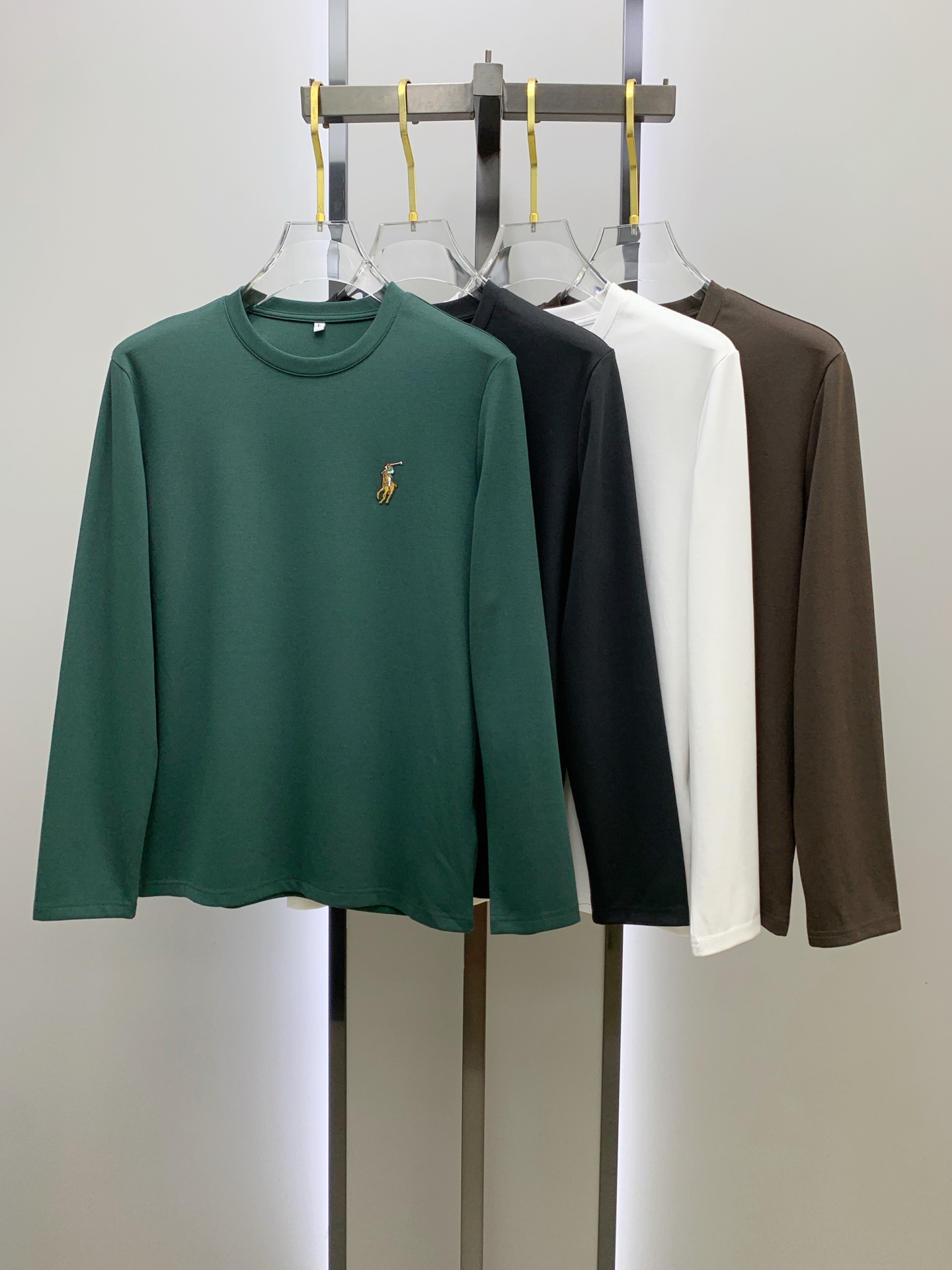 NO:540442,Polo Paul 25ss autumn [new product] new trade order round neck long sleeve base shirt long sleeve T-shirt internet celebrity style!  The upper body is comfortable and breathable, not stiff, and the overall three-dimensional sense is rich, and the quality export orders meet the simple needs of commuters for dress. The upper body is very effective, it looks slim and does not picky about the figure. The fabric workmanship... Improper, good craftsmanship can make you look good and tasteful, a must-have item for people with codes M-4XL, tees, t-shirt, alexander wang19860909Polo保罗25ss秋季【新品】新款贸易订单圆领长袖打底衫长袖T恤网红款！上身舒适透气,不僵硬,整体有着丰富的立体感,品质出口订单,满足通勤人们对于着装的简约需求,上身效果很好,显瘦,不挑剔身材.面料做工....无可挑剔,好工艺好面料才能穿出好品味一款,人手必备单品 码数M-4XL,,tees，t-shirt,alexander wang,Men's clothing