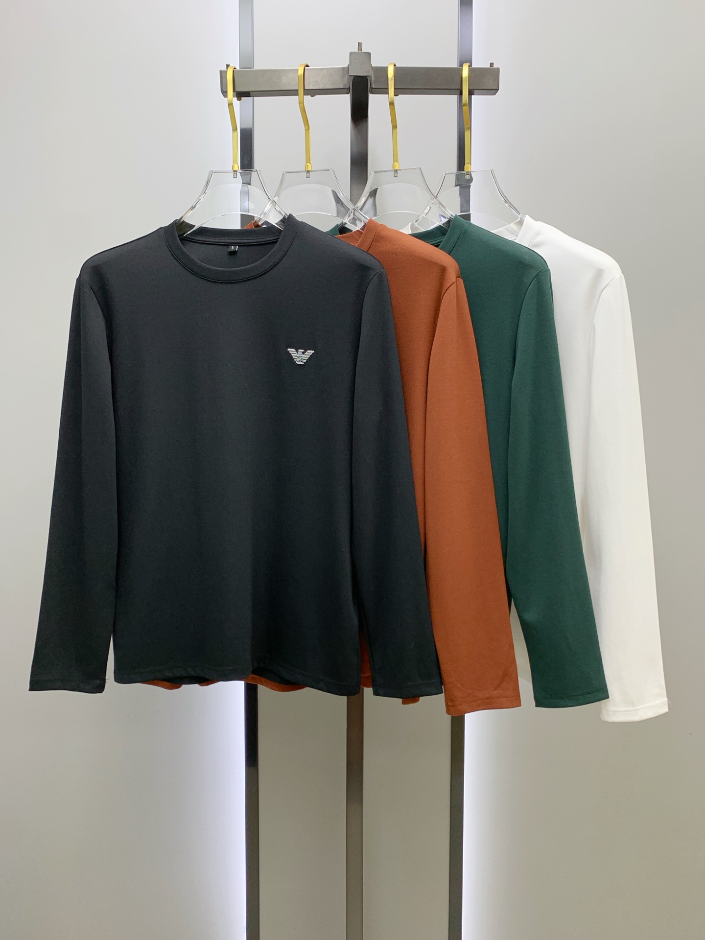 NO:540445,Armani 25ss autumn [new product] new trade order round neck long sleeve base shirt long sleeve T-shirt internet celebrity style!  The upper body is comfortable and breathable, not stiff, and the overall three-dimensional sense is rich, and the quality export orders meet the simple needs of commuters for dress. The upper body is very effective, it looks slim and does not picky about the figure. The fabric workmanship... Improper, good craftsmanship can make you look good and tasteful, a must-have item for people with codes M-4XL,,armani,tees, t-shirt,alexander wang19860909阿玛尼25ss秋季【新品】新款贸易订单圆领长袖打底衫长袖T恤网红款！上身舒适透气,不僵硬,整体有着丰富的立体感,品质出口订单,满足通勤人们对于着装的简约需求,上身效果很好,显瘦,不挑剔身材.面料做工....无可挑剔,好工艺好面料才能穿出好品味一款,人手必备单品 码数M-4XL,,armani,tees，t-shirt,alexander wang,Men's clothing