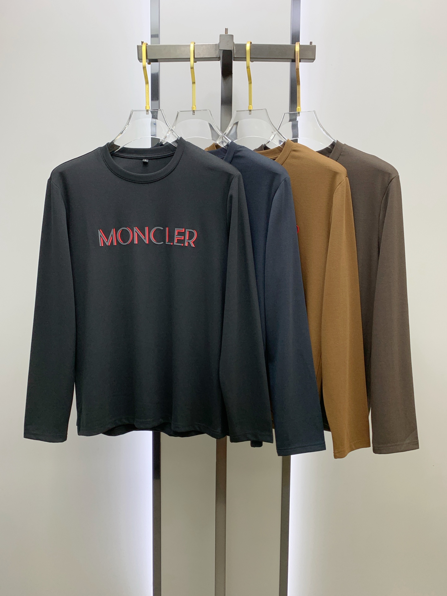 NO:540448,The 25ss Autumn [New Product] New Trade Order Round Neck Long Sleeve Base Shirt Long Sleeve T-shirt Internet Celebrity Style!  The upper body is comfortable and breathable, not stiff, and the overall three-dimensional sense is rich, and the quality export orders meet the simple needs of commuters for dress. The upper body is very effective, it looks slim and does not picky about the figure. The fabric workmanship... Improper, good craftsmanship can make you look good and tasteful, a must-have item for people handwriting. Number of numbers M-4XL, Moncler,tees, t-shirt, alexander wang19860909蒙口25ss秋季【新品】新款贸易订单圆领长袖打底衫长袖T恤网红款！上身舒适透气,不僵硬,整体有着丰富的立体感,品质出口订单,满足通勤人们对于着装的简约需求,上身效果很好,显瘦,不挑剔身材.面料做工....无可挑剔,好工艺好面料才能穿出好品味一款,人手必备单品 码数M-4XL,,Moncler,tees，t-shirt,alexander wang,Men's clothing