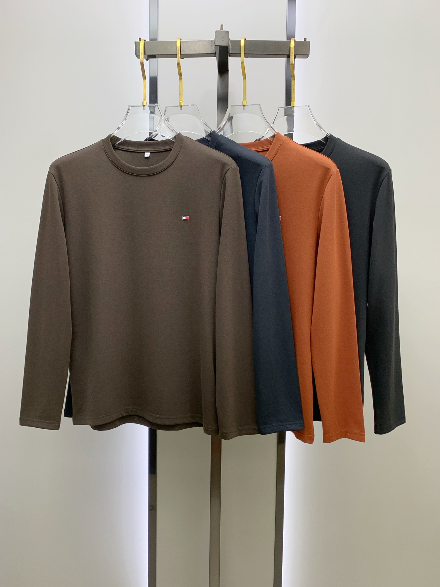 NO:540451,Tommy 25ss autumn [new product] new trade order round neck long sleeve base shirt long sleeve T-shirt internet celebrity style!  The upper body is comfortable and breathable, not stiff, and the overall three-dimensional sense is rich, and the quality export orders meet the simple needs of commuters for dress. The upper body is very effective, it looks slim and does not picky about the figure. The fabric workmanship... Improper, good craftsmanship can make you look good and tasteful, a must-have item for people with codes M-4XL, tees, t-shirt, alexander wang19860909汤米25ss秋季【新品】新款贸易订单圆领长袖打底衫长袖T恤网红款！上身舒适透气,不僵硬,整体有着丰富的立体感,品质出口订单,满足通勤人们对于着装的简约需求,上身效果很好,显瘦,不挑剔身材.面料做工....无可挑剔,好工艺好面料才能穿出好品味一款,人手必备单品 码数M-4XL,,tees，t-shirt,alexander wang,Men's clothing