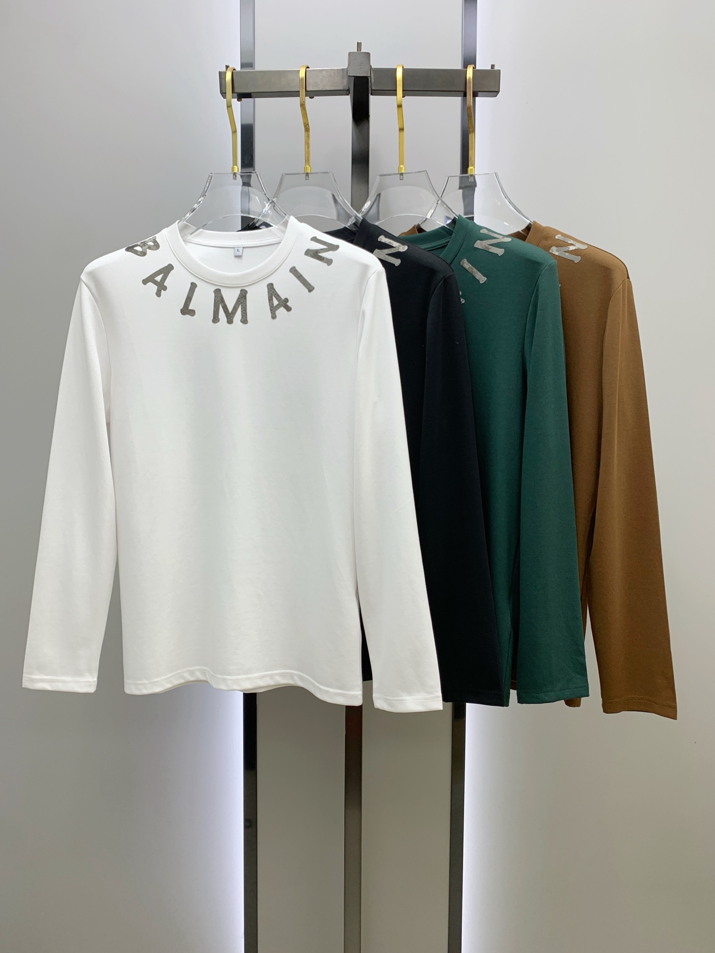 NO:540454,Balmain 25ss autumn [new product] new trade order round neck long sleeve base shirt long sleeve T-shirt internet celebrity style!  The upper body is comfortable and breathable, not stiff, and the overall three-dimensional sense is rich, and the quality export orders meet the simple needs of commuters for dress. The upper body is very effective, it looks slim and does not picky about the figure. The fabric workmanship... Improper, good craftsmanship can make you look good and tasteful, a must-have item for people with codes M-4XL, balmain,tees, t-shirt, alexander wang19860909巴尔曼25ss秋季【新品】新款贸易订单圆领长袖打底衫长袖T恤网红款！上身舒适透气,不僵硬,整体有着丰富的立体感,品质出口订单,满足通勤人们对于着装的简约需求,上身效果很好,显瘦,不挑剔身材.面料做工....无可挑剔,好工艺好面料才能穿出好品味一款,人手必备单品 码数M-4XL,,balmain,tees，t-shirt,alexander wang,Men's clothing