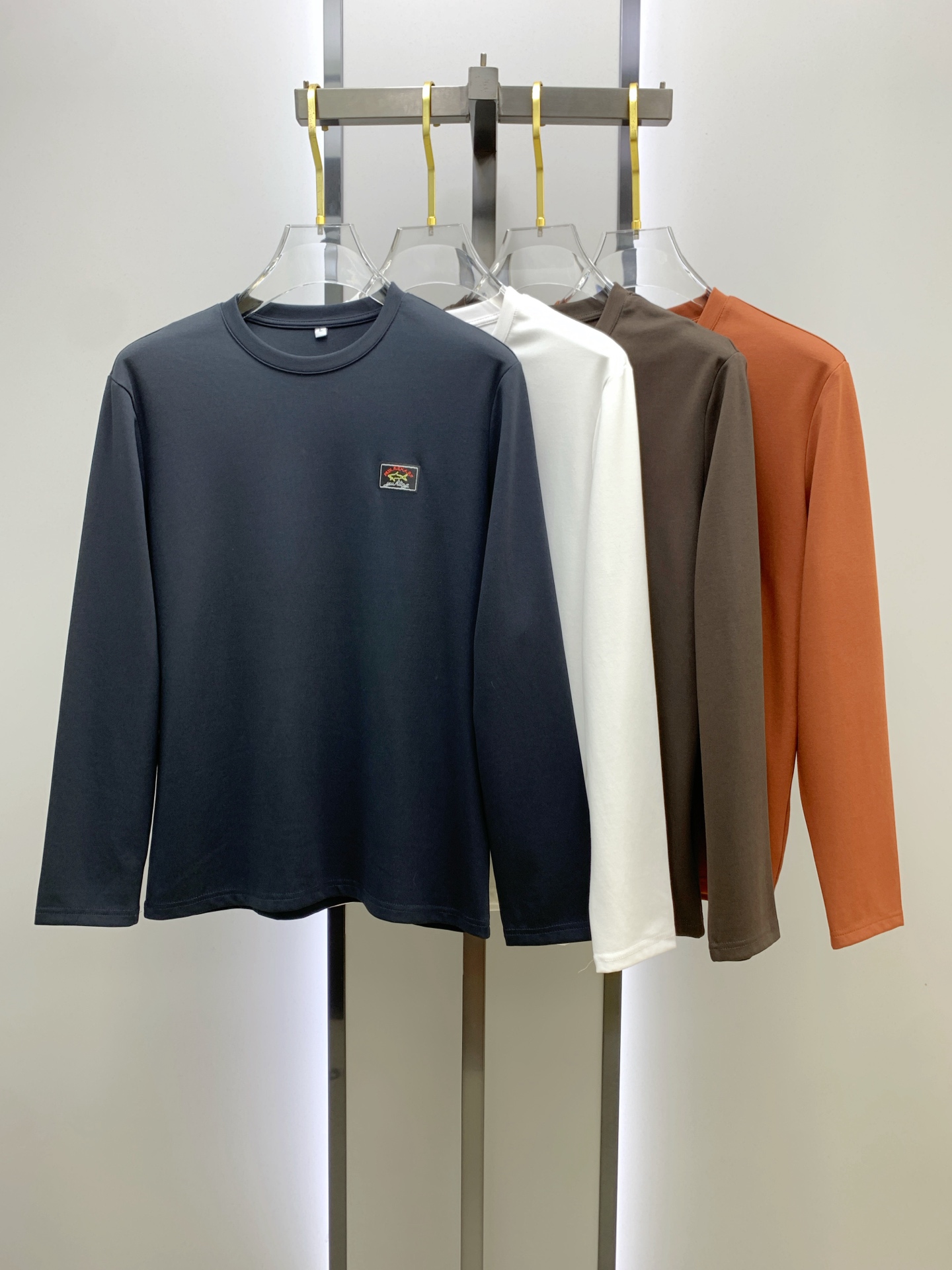 NO:540456,Shark 25ss autumn [new product] new trade order round neck long sleeve base shirt long sleeve T-shirt internet celebrity style!  The upper body is comfortable and breathable, not stiff, and the overall three-dimensional sense is rich, and the quality export orders meet the simple needs of commuters for dress. The upper body is very effective, it looks slim and does not picky about the figure. The fabric workmanship... Improper, good craftsmanship can make you look good and tasteful, a must-have item for people with codes M-4XL, tees, t-shirt, alexander wang19860909鲨鱼25ss秋季【新品】新款贸易订单圆领长袖打底衫长袖T恤网红款！上身舒适透气,不僵硬,整体有着丰富的立体感,品质出口订单,满足通勤人们对于着装的简约需求,上身效果很好,显瘦,不挑剔身材.面料做工....无可挑剔,好工艺好面料才能穿出好品味一款,人手必备单品 码数M-4XL,,tees，t-shirt,alexander wang,Men's clothing