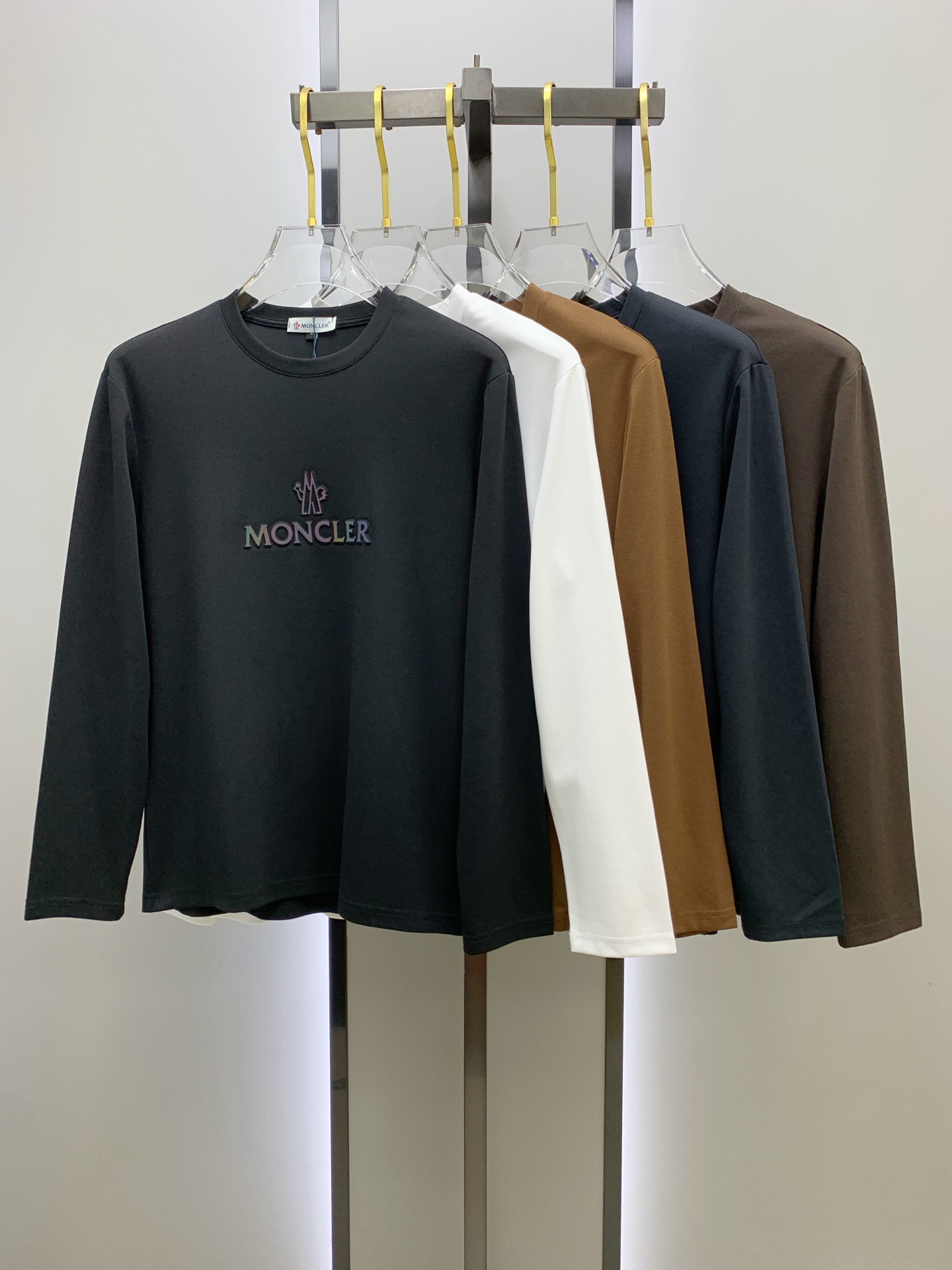 NO:540458,The 25ss Autumn [New Product] New Trade Order Round Neck Long Sleeve Base Shirt Long Sleeve T-shirt Internet Celebrity Style!  The upper body is comfortable and breathable, not stiff, and the overall three-dimensional sense is rich, and the quality export orders meet the simple needs of commuters for dress. The upper body is very effective, it looks slim and does not picky about the figure. The fabric workmanship... Improper, good craftsmanship can make you look good and tasteful, a must-have item for people handwriting. Number of numbers M-4XL, Moncler,tees, t-shirt, alexander wang19860909蒙口25ss秋季【新品】新款贸易订单圆领长袖打底衫长袖T恤网红款！上身舒适透气,不僵硬,整体有着丰富的立体感,品质出口订单,满足通勤人们对于着装的简约需求,上身效果很好,显瘦,不挑剔身材.面料做工....无可挑剔,好工艺好面料才能穿出好品味一款,人手必备单品 码数M-4XL,,Moncler,tees，t-shirt,alexander wang,Men's clothing