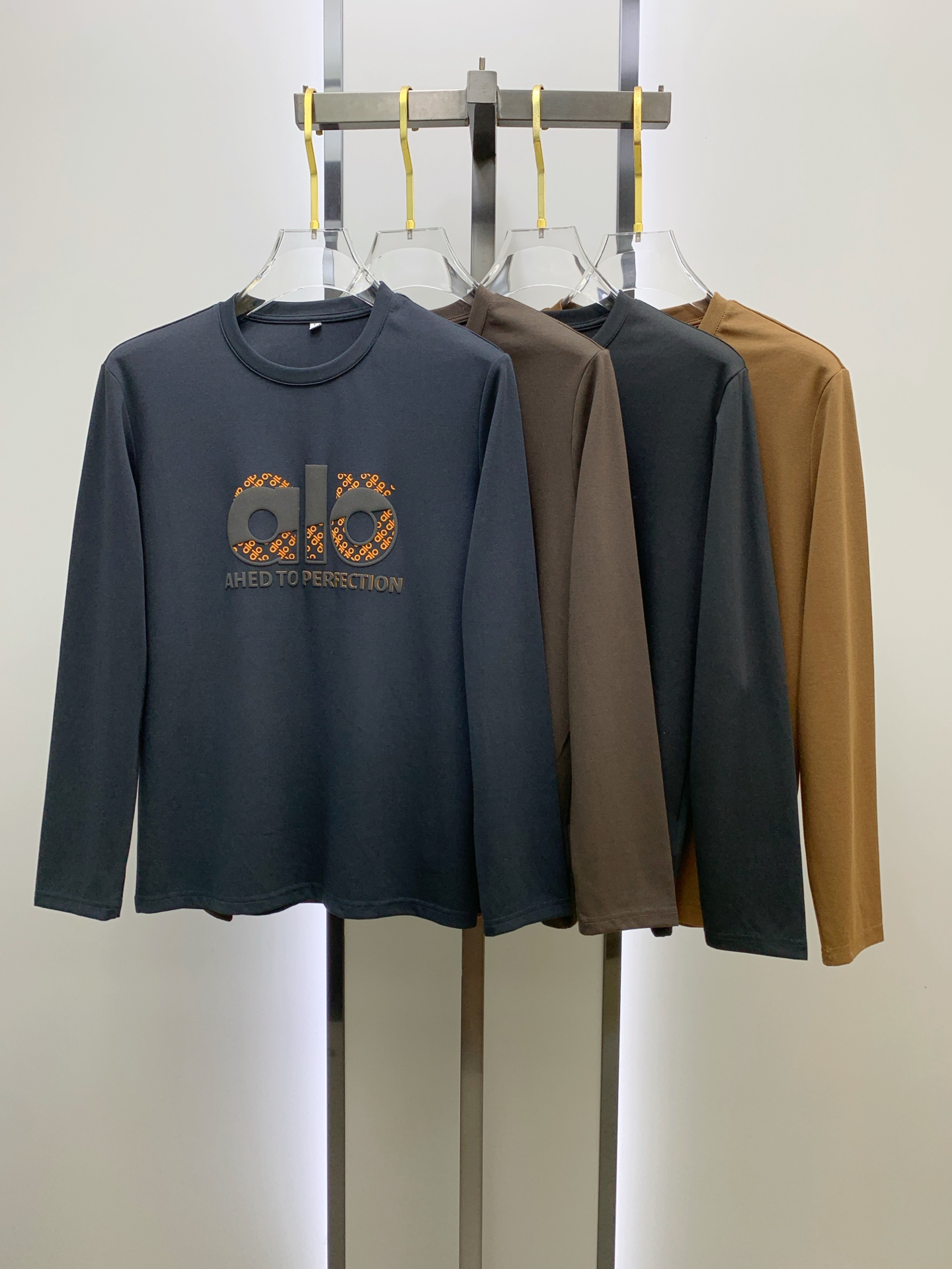 NO:540460,alo 25ss autumn [new product] new trade order round neck long sleeve base shirt long sleeve T-shirt internet celebrity style!  The upper body is comfortable and breathable, not stiff, and the overall three-dimensional sense is rich, and the quality export orders meet the simple needs of commuters for dress. The upper body is very effective, it looks slim and does not picky about the figure. The fabric workmanship... Improper, good craftsmanship can make you look good and tasteful, a must-have item for people with codes M-4XL, tees, t-shirt, alexander wang19860909alo 25ss秋季【新品】新款贸易订单圆领长袖打底衫长袖T恤网红款！上身舒适透气,不僵硬,整体有着丰富的立体感,品质出口订单,满足通勤人们对于着装的简约需求,上身效果很好,显瘦,不挑剔身材.面料做工....无可挑剔,好工艺好面料才能穿出好品味一款,人手必备单品 码数M-4XL,,tees，t-shirt,alexander wang,Men's clothing