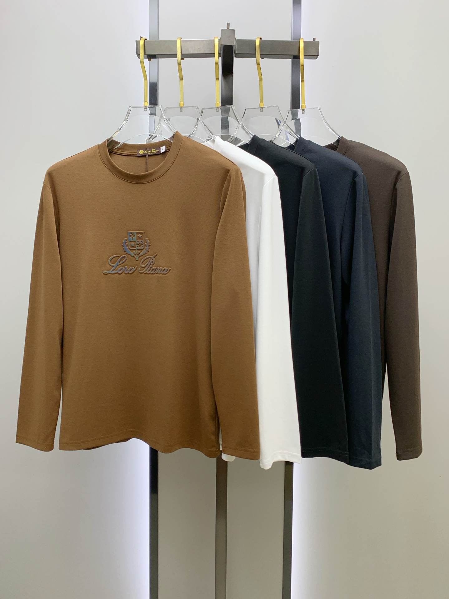 NO:540443,Lss Autumn [New Product] New Trade Order Round Neck Long Sleeve Base Shirt Long Sleeve T-shirt Internet Celebrity Style!  The upper body is comfortable and breathable, not stiff, and the overall three-dimensional sense is rich, and the quality export orders meet the simple needs of commuters for dress. The upper body is very effective, it looks slim and does not picky about the figure. The fabric workmanship... Improper, good craftsmanship can make you look good and tasteful, a must-have item for people with codes M-4XL, tees, t-shirt, alexander wang19860909Lss秋季【新品】新款贸易订单圆领长袖打底衫长袖T恤网红款！上身舒适透气,不僵硬,整体有着丰富的立体感,品质出口订单,满足通勤人们对于着装的简约需求,上身效果很好,显瘦,不挑剔身材.面料做工....无可挑剔,好工艺好面料才能穿出好品味一款,人手必备单品 码数M-4XL,,tees，t-shirt,alexander wang,Men's clothing