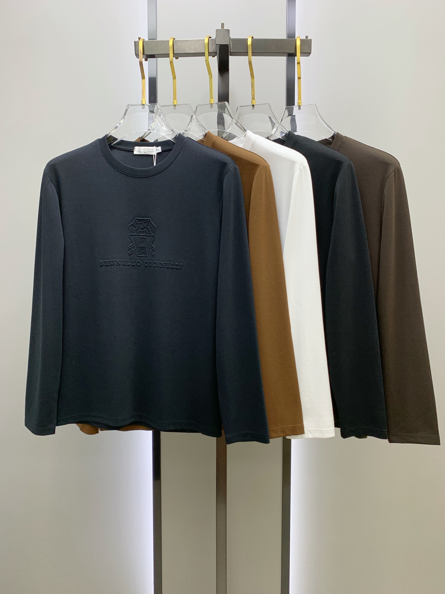 NO:540446,bc bruti 25ss autumn [new product] new trade order round neck long sleeve base shirt long sleeve T-shirt internet celebrity style!  The upper body is comfortable and breathable, not stiff, and the overall three-dimensional sense is rich, and the quality export orders meet the simple needs of commuters for dress. The upper body is very effective, it looks slim and does not picky about the figure. The fabric workmanship... Improper, good craftsmanship can make you look good and tasteful, a must-have item for people with codes M-4XL, tees, t-shirt, alexander wang19860909bc布鲁提25ss秋季【新品】新款贸易订单圆领长袖打底衫长袖T恤网红款！上身舒适透气,不僵硬,整体有着丰富的立体感,品质出口订单,满足通勤人们对于着装的简约需求,上身效果很好,显瘦,不挑剔身材.面料做工....无可挑剔,好工艺好面料才能穿出好品味一款,人手必备单品 码数M-4XL,,tees，t-shirt,alexander wang,Men's clothing