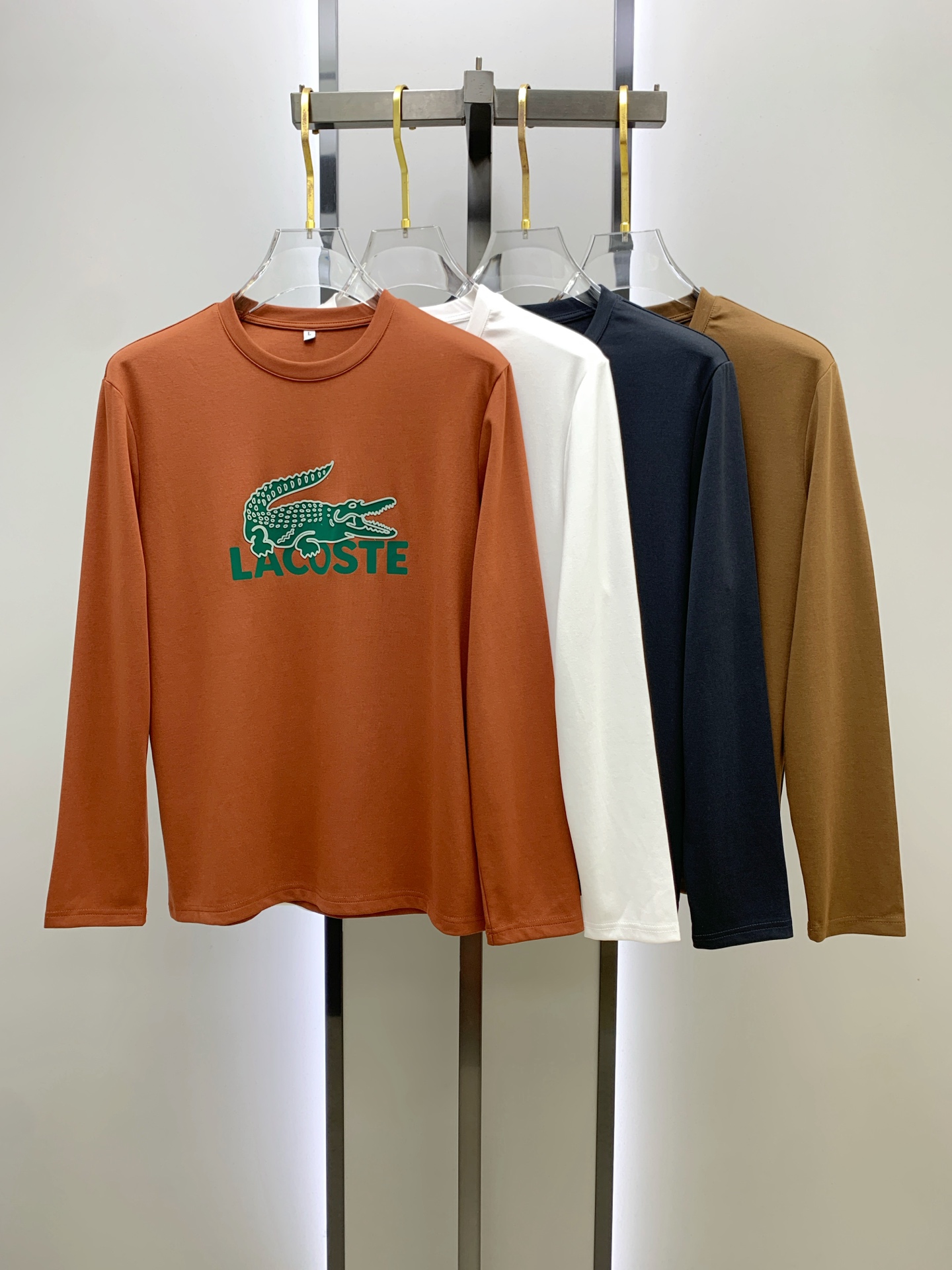 NO:540452,Shark 25ss autumn [new product] new trade order round neck long sleeve base shirt long sleeve T-shirt internet celebrity style!  The upper body is comfortable and breathable, not stiff, and the overall three-dimensional sense is rich, and the quality export orders meet the simple needs of commuters for dress. The upper body is very effective, it looks slim and does not picky about the figure. The fabric workmanship... Improper, good craftsmanship can make you look good and tasteful, a must-have item for people with codes M-4XL, tees, t-shirt, alexander wang19860909鲨鱼25ss秋季【新品】新款贸易订单圆领长袖打底衫长袖T恤网红款！上身舒适透气,不僵硬,整体有着丰富的立体感,品质出口订单,满足通勤人们对于着装的简约需求,上身效果很好,显瘦,不挑剔身材.面料做工....无可挑剔,好工艺好面料才能穿出好品味一款,人手必备单品 码数M-4XL,,tees，t-shirt,alexander wang,Men's clothing