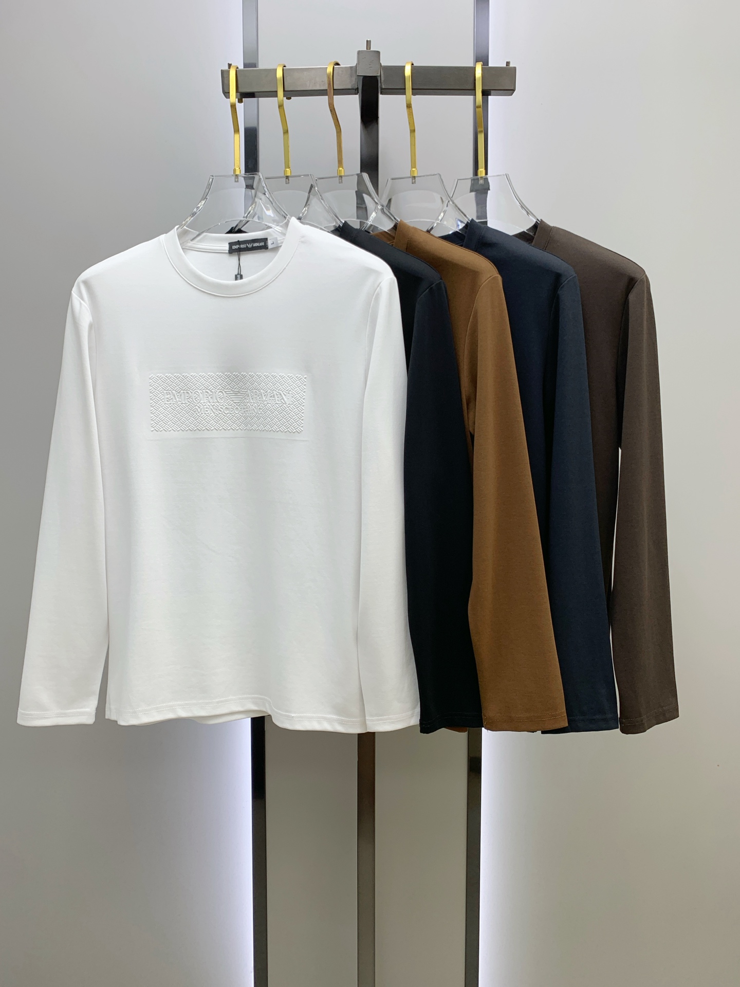 NO:540455,Armani 25ss autumn [new product] new trade order round neck long sleeve base shirt long sleeve T-shirt internet celebrity style!  The upper body is comfortable and breathable, not stiff, and has a rich three-dimensional sense overall. Its quality export orders meet the simple needs of commuters for dress. The upper body is very effective, it looks slim and does not picky about the figure. The fabric workmanship... Improper, good craftsmanship can make you look good and tasteful, a must-have item for people with codes M-4XL,,armani,tees, t-shirt,alexander wang19860909阿玛尼25ss秋季【新品】新款贸易订单圆领长袖打底衫长袖T恤网红款！上身舒适透气,不僵硬,整体有着丰富的立体感,品质出口订单,满足通勤人们对于着装的简约需求,上身效果很好,显瘦,不挑剔身材.面料做工....无可挑剔,好工艺好面料才能穿出好品味一款,人手必备单品 码数M-4XL,,armani,tees，t-shirt,alexander wang,Men's clothing