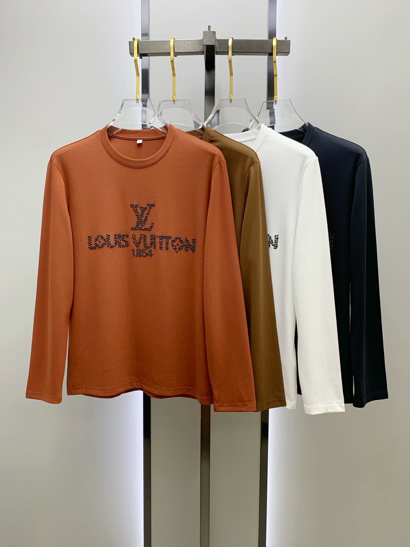 NO:540457,LV 25ss autumn [new product] new trade order round neck long sleeve base shirt long sleeve T-shirt internet celebrity style!  The upper body is comfortable and breathable, not stiff, and the overall three-dimensional sense is rich, and the quality export orders meet the simple needs of commuters for dress. The upper body is very effective, it looks slim and does not picky about the figure. The fabric workmanship... Improper, good craftsmanship can make you look good and tasteful, a must-have item for people handwriting. Number of numbers M-4XL, louis vuitton,tees, t-shirt, alexander wang19860909LV 25ss秋季【新品】新款贸易订单圆领长袖打底衫长袖T恤网红款！上身舒适透气,不僵硬,整体有着丰富的立体感,品质出口订单,满足通勤人们对于着装的简约需求,上身效果很好,显瘦,不挑剔身材.面料做工....无可挑剔,好工艺好面料才能穿出好品味一款,人手必备单品 码数M-4XL,,louis vuitton,tees，t-shirt,alexander wang,Men's clothing