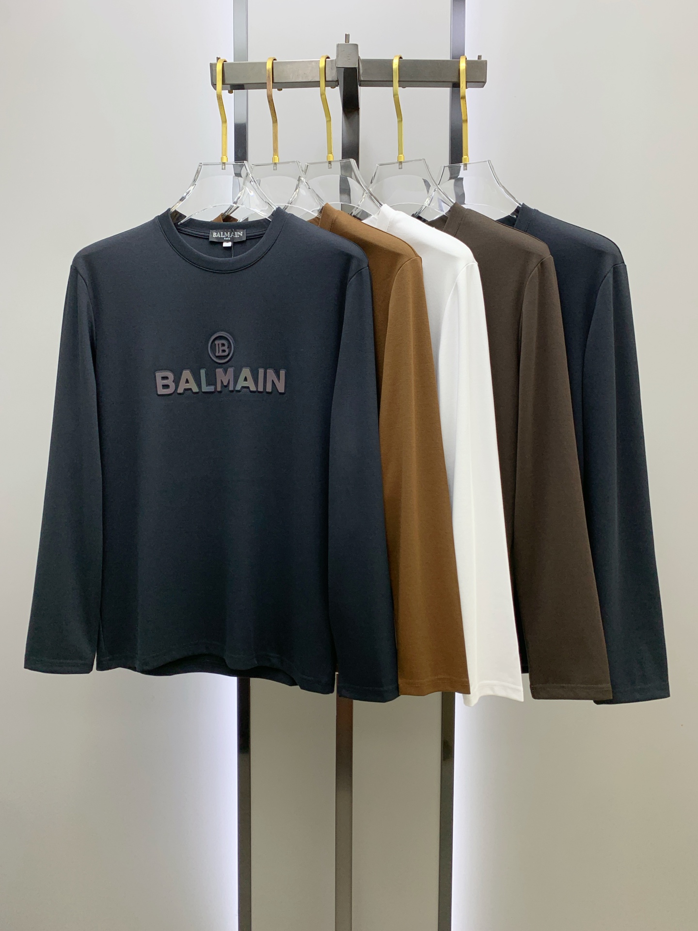 NO:540459,Balmain 25ss autumn [new product] new trade order round neck long sleeve base shirt long sleeve T-shirt internet celebrity style!  The upper body is comfortable and breathable, not stiff, and the overall three-dimensional sense is rich, and the quality export orders meet the simple needs of commuters for dress. The upper body is very effective, it looks slim and does not picky about the figure. The fabric workmanship... Improper, good craftsmanship can make you look good and tasteful, a must-have item for people with codes M-4XL, balmain,tees, t-shirt, alexander wang19860909巴尔曼25ss秋季【新品】新款贸易订单圆领长袖打底衫长袖T恤网红款！上身舒适透气,不僵硬,整体有着丰富的立体感,品质出口订单,满足通勤人们对于着装的简约需求,上身效果很好,显瘦,不挑剔身材.面料做工....无可挑剔,好工艺好面料才能穿出好品味一款,人手必备单品 码数M-4XL,,balmain,tees，t-shirt,alexander wang,Men's clothing