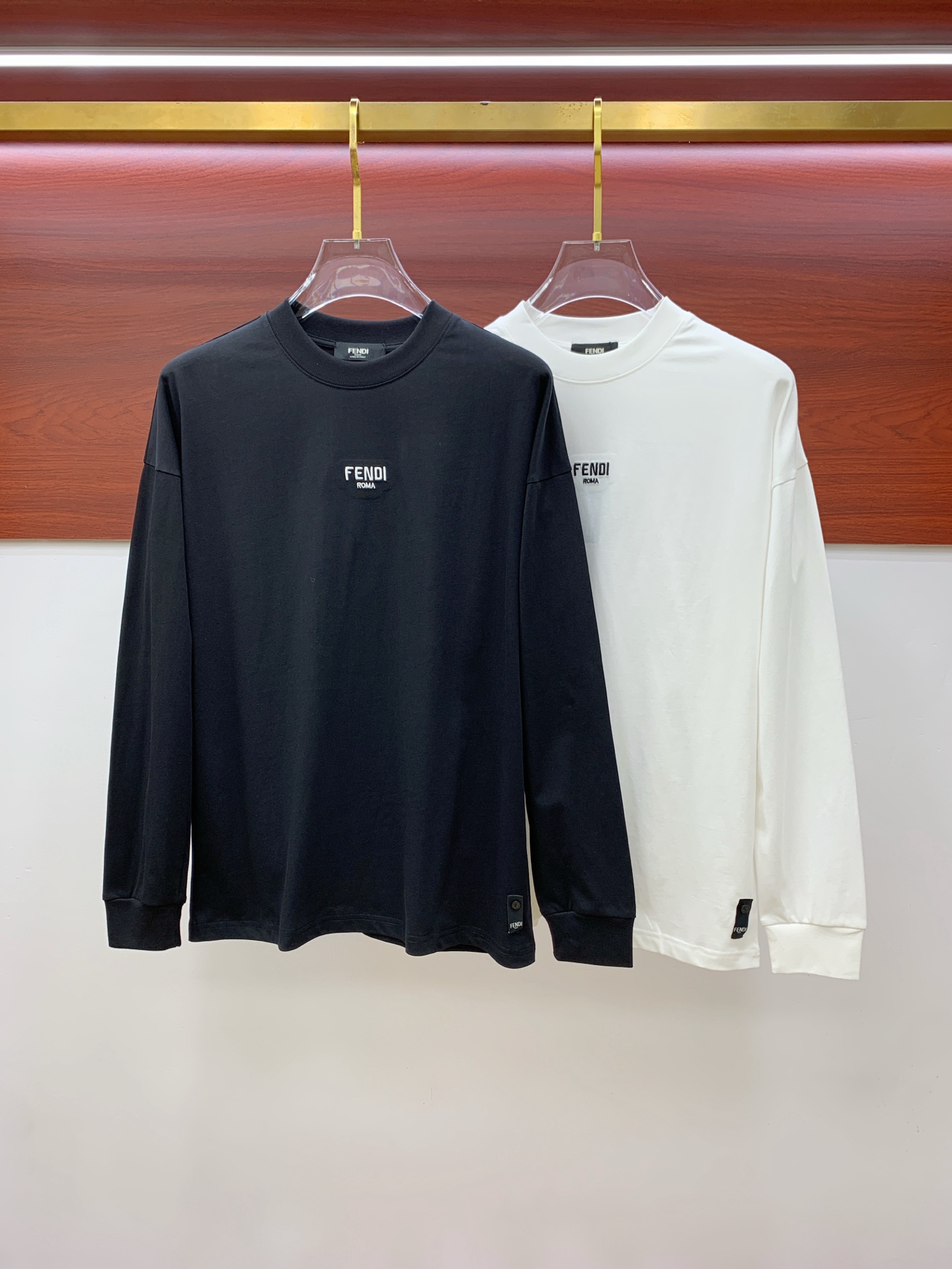 NO:537470,Fendi 25SS [New Product] The latest and most top version of exquisite craft round neck sweatshirt, the top quality counter original single pullover, the top production process imported fabric, the counter quality heavy industry embroidery design, using imported high-end customized fabrics, and the imported silk thread feels first-class!  The same style as men and women are on sale on the official website!  Complete three standards: M-3XL, fendi, hoodie, sweatshirts, alexander wang19860909芬迪25SS【新品】最新最顶级版本精美工艺圆领卫衣,最顶级的品质专柜原单套头衫,顶级制作工艺进口面料,专柜品质重工刺绣设计,采用进口高端订制面料,进口丝线手感一流！男女同款官网在售！三标齐全 码数M-3XL,,fendi,hoodie,sweatshirts,alexander wang,Men's clothing