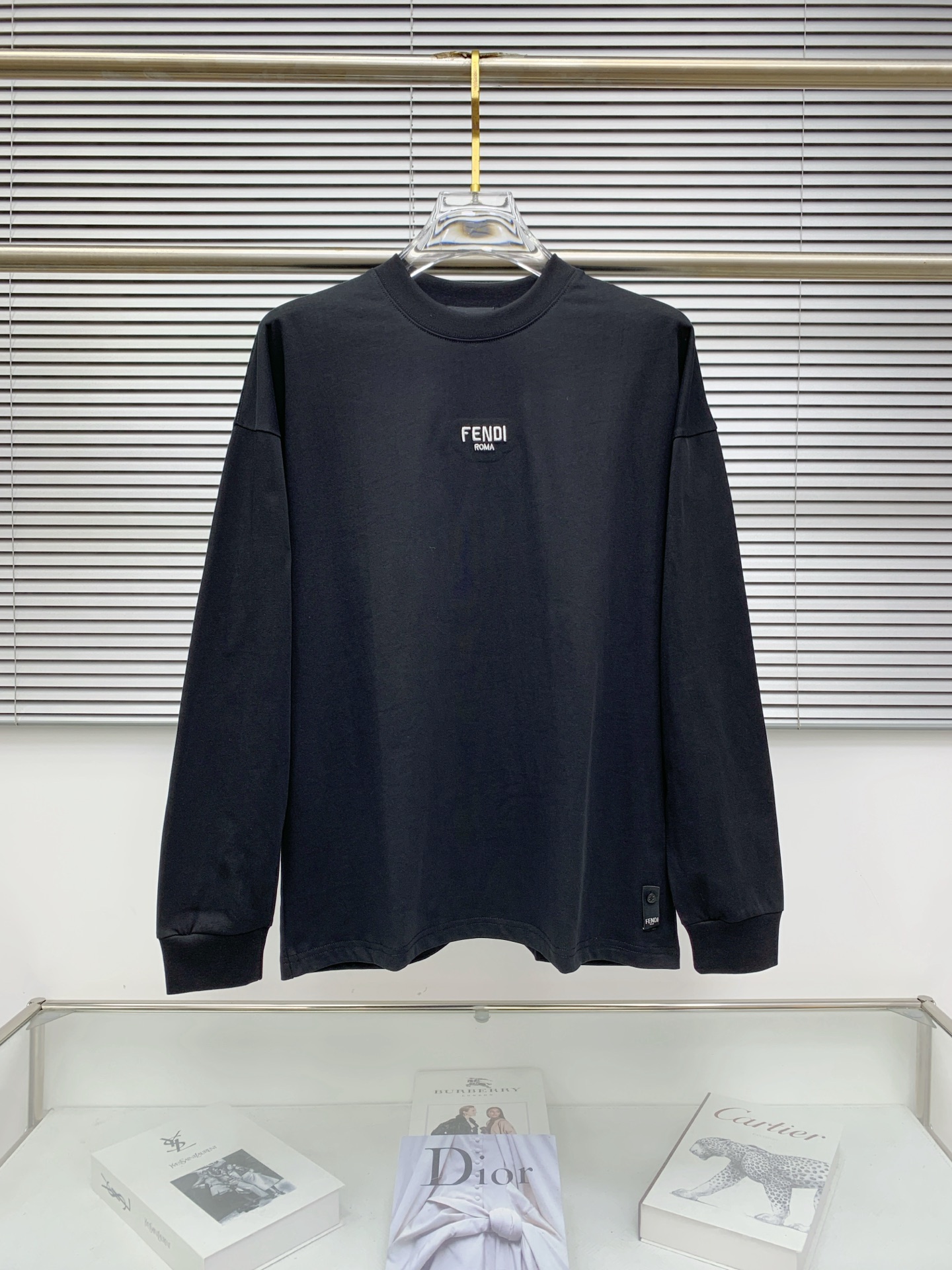 NO:539482,Fendi 25SS [New Product] The latest and most top version of exquisite craft round neck sweatshirt, the top quality counter original single pullover, the top production process imported fabric, the counter quality heavy industry embroidery design, using imported high-end customized fabrics, and the imported silk thread feels first-class!  The same style as men and women are on sale on the official website!  Complete three standards: M-3XL, fendi, hoodie, sweatshirts, alexander wang19860909芬迪25SS【新品】最新最顶级版本精美工艺圆领卫衣,最顶级的品质专柜原单套头衫,顶级制作工艺进口面料,专柜品质重工刺绣设计,采用进口高端订制面料,进口丝线手感一流！男女同款官网在售！三标齐全 码数M-3XL,,fendi,hoodie,sweatshirts,alexander wang,Men's clothing