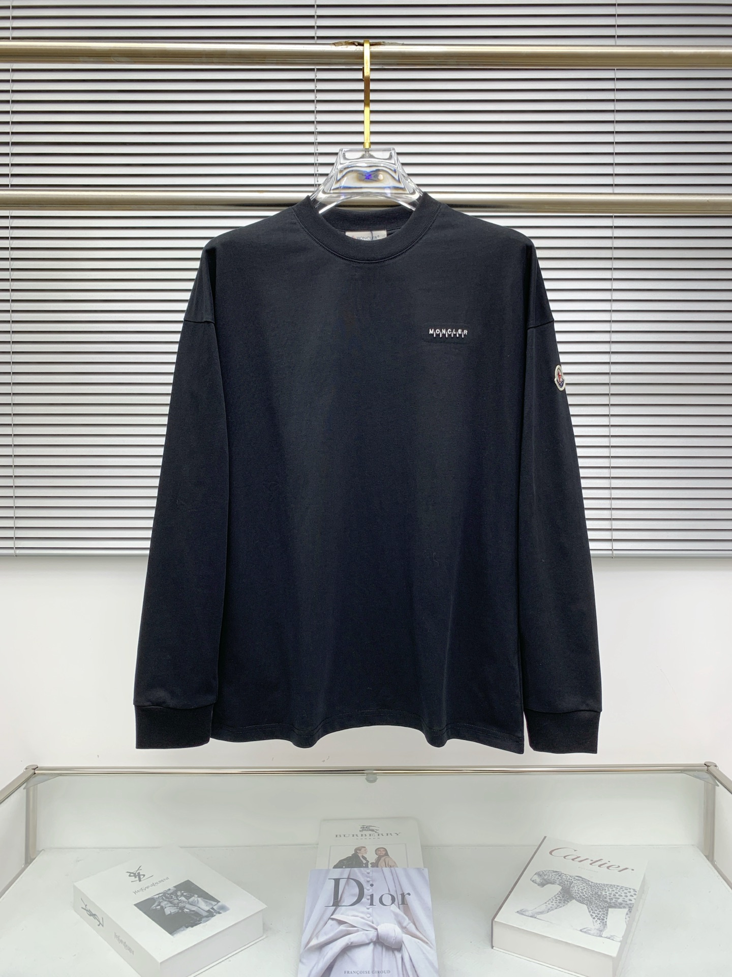 NO:539480,Prada 25SS [New Product] The latest and most top version of exquisite craft round neck sweatshirt, the top quality counter original single pullover, the top production process imported fabric, the counter quality heavy industry embroidery design, using imported high-end customized fabric, and the imported silk thread feels first-class!  The same style as men and women are on sale on the official website!  Complete three standards, code number M-3XL, prada, hoodie, sweatshirts, alexander wang19860909普拉达25SS【新品】最新最顶级版本精美工艺圆领卫衣,最顶级的品质专柜原单套头衫,顶级制作工艺进口面料,专柜品质重工刺绣设计,采用进口高端订制面料,进口丝线手感一流！男女同款官网在售！三标齐全 码数M-3XL,,prada,hoodie,sweatshirts,alexander wang,Men's clothing