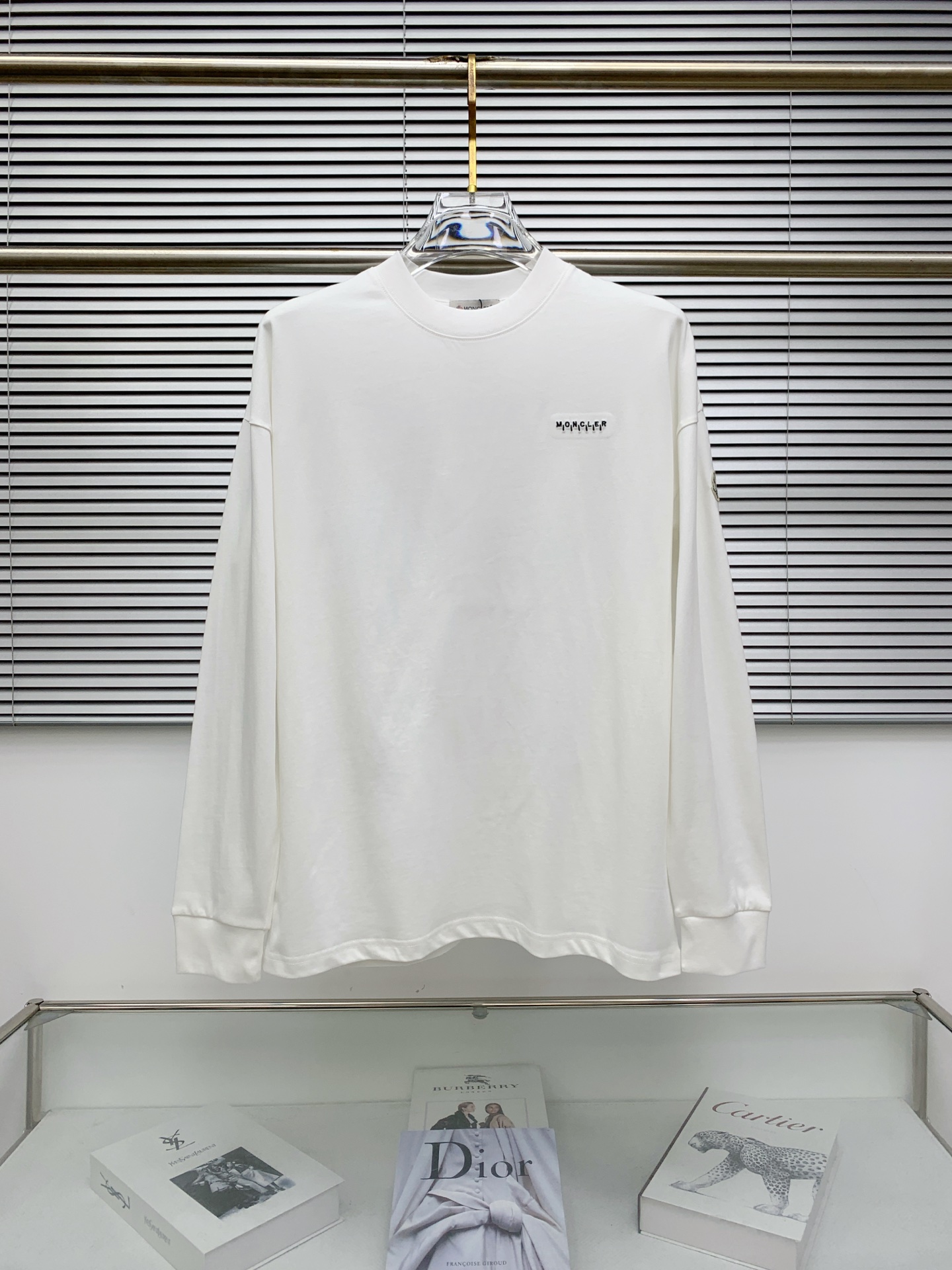 NO:539478,The latest and most top version of exquisite craft round neck sweatshirt, the top quality counter original single pullover, the top production process imported fabric, the counter quality heavy industry embroidery design, using imported high-end customized fabric, and the imported silk thread feels first-class!  The same style as men and women are on sale on the official website!  Complete three standards: M-3XL, Moncler, hoodie, sweatshirts, alexander wang19860909蒙口25SS【新品】最新最顶级版本精美工艺圆领卫衣,最顶级的品质专柜原单套头衫,顶级制作工艺进口面料,专柜品质重工刺绣设计,采用进口高端订制面料,进口丝线手感一流！男女同款官网在售！三标齐全 码数M-3XL,,Moncler,hoodie,sweatshirts,alexander wang,Men's clothing