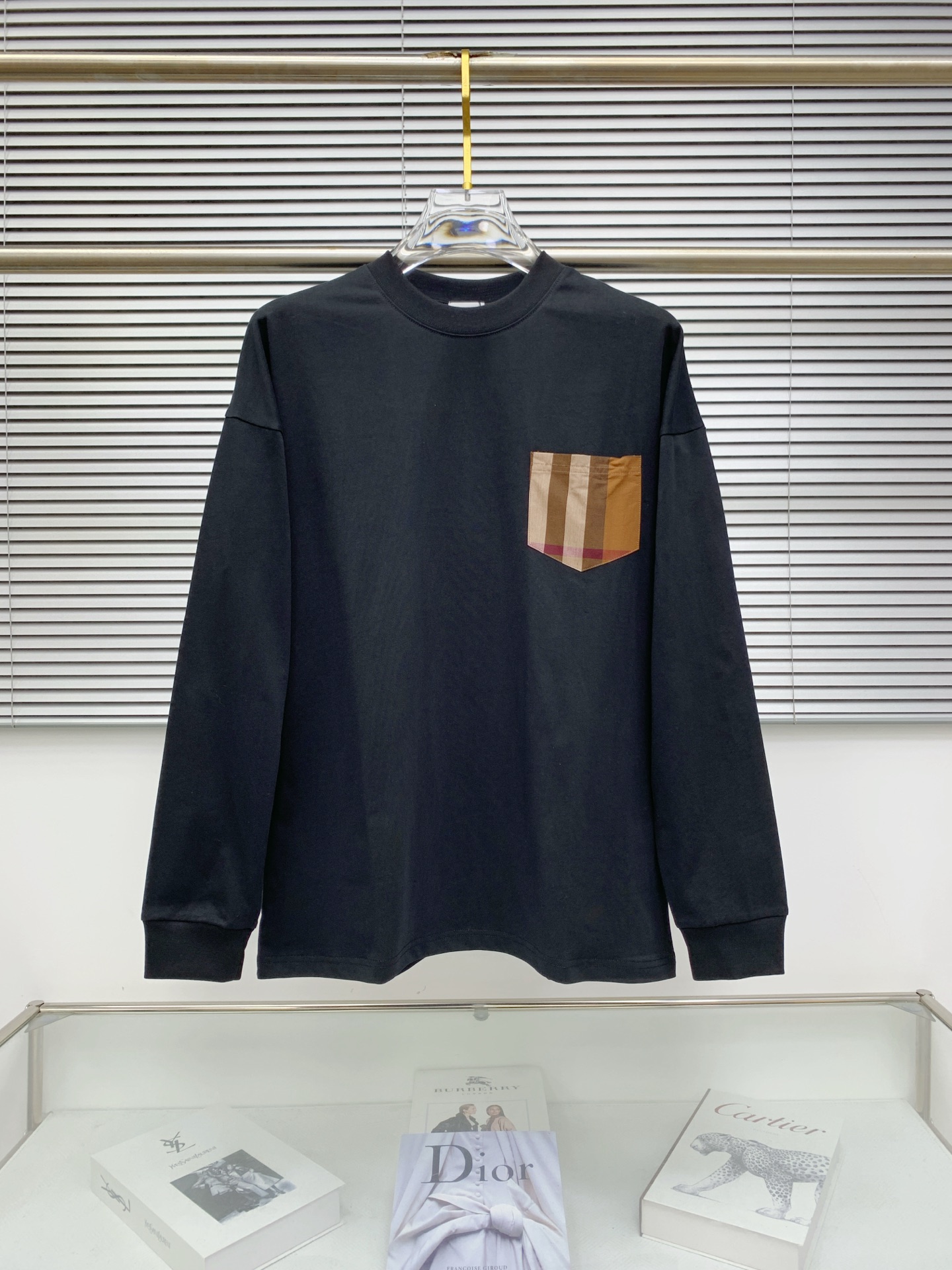 NO:539476,Burberry 25SS [New Product] The latest and most top version of exquisite craft round neck sweatshirt, the top quality counter original single pullover, the top production process imported fabric, the counter quality heavy industry embroidery design, using imported high-end customized fabric, and the imported silk thread feels first-class!  The same style as men and women are on sale on the official website!  Complete three standards: M-3XL, burberry, hoodie, sweatshirts, alexander wang19860909巴宝莉25SS【新品】最新最顶级版本精美工艺圆领卫衣,最顶级的品质专柜原单套头衫,顶级制作工艺进口面料,专柜品质重工刺绣设计,采用进口高端订制面料,进口丝线手感一流！男女同款官网在售！三标齐全 码数M-3XL,,burberry,hoodie,sweatshirts,alexander wang,Men's clothing