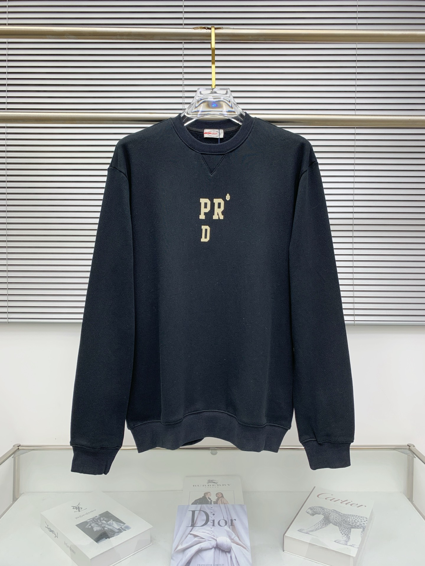 NO:539474,Prada 25SS [New Product] The latest and most top version of exquisite craft round neck sweatshirt, the top quality counter original single pullover, the top production process imported fabric, the counter quality heavy industry embroidery design, using imported high-end customized fabric, and the imported silk thread feels first-class!  The same style as men and women are on sale on the official website!  Complete three standards, code number M-3XL, prada, hoodie, sweatshirts, alexander wang19860909普拉达25SS【新品】最新最顶级版本精美工艺圆领卫衣,最顶级的品质专柜原单套头衫,顶级制作工艺进口面料,专柜品质重工刺绣设计,采用进口高端订制面料,进口丝线手感一流！男女同款官网在售！三标齐全 码数M-3XL,,prada,hoodie,sweatshirts,alexander wang,Men's clothing