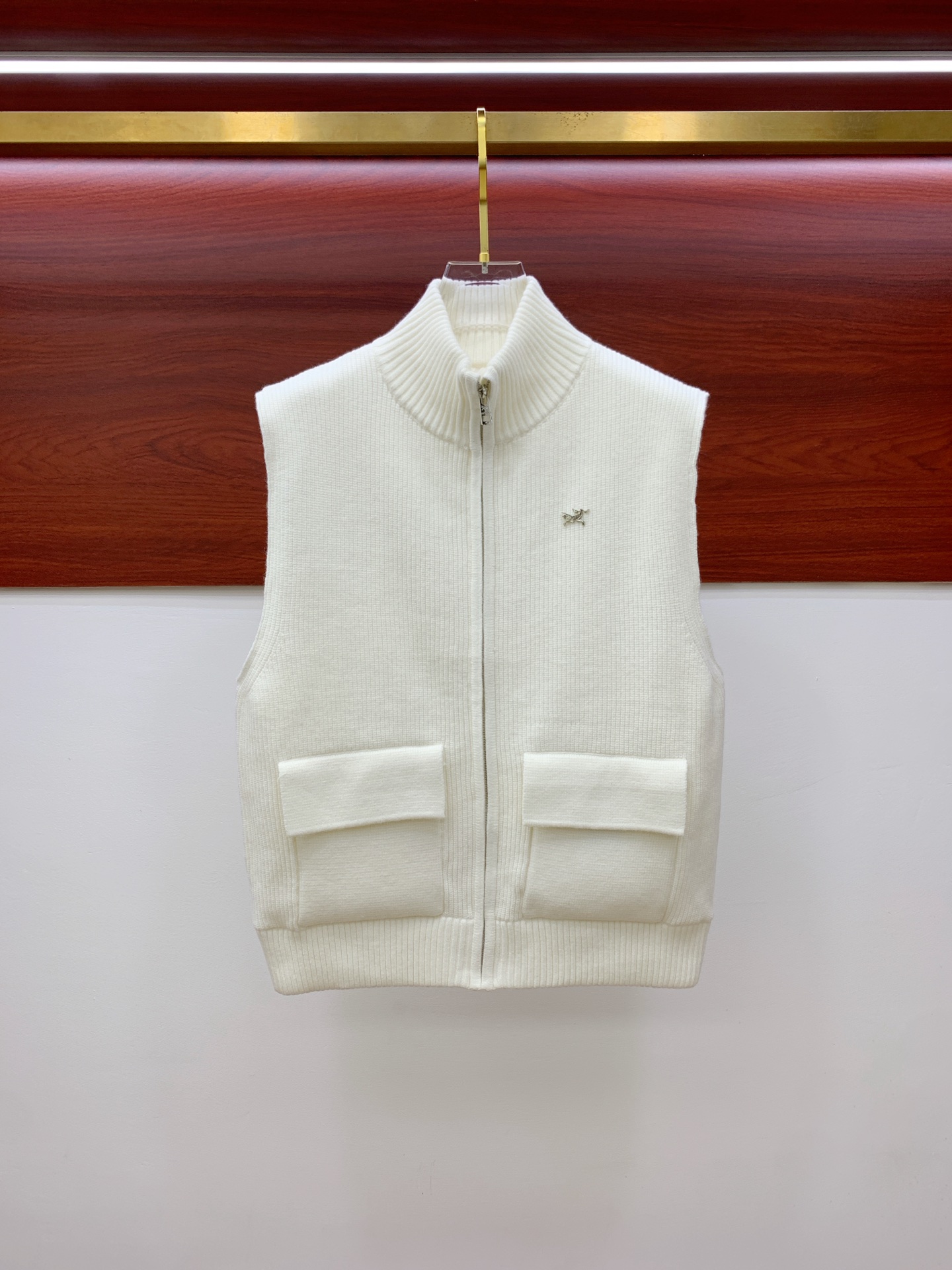 NO:539469,Archaeoptera Bird 25ss [New Product] Casual Knitted Vest Sweater in Autumn and Winter!  The clothes feel soft and skin-friendly, visually exquisite, textured, noble, very simple and quality. The unique neutral tone instantly illuminates your overall look, the classic and fashion blend simple without losing style. Just be both business and casual, versatile and not picky!  M-3XL, arc'teryx,sweaters,alexander wang19860909始祖鸟25ss【新品】秋冬休闲针织背心毛衣！衣服触感柔软亲肤,视觉上很精致、有质感、高贵,非常简单也很显品质.独特的中性色调,瞬间点亮你的整体造型,经典与时尚融合简约而不失格调.商务休闲俩即可,百搭不挑！M-3XL,arc'teryx,sweaters,alexander wang,Men's clothing