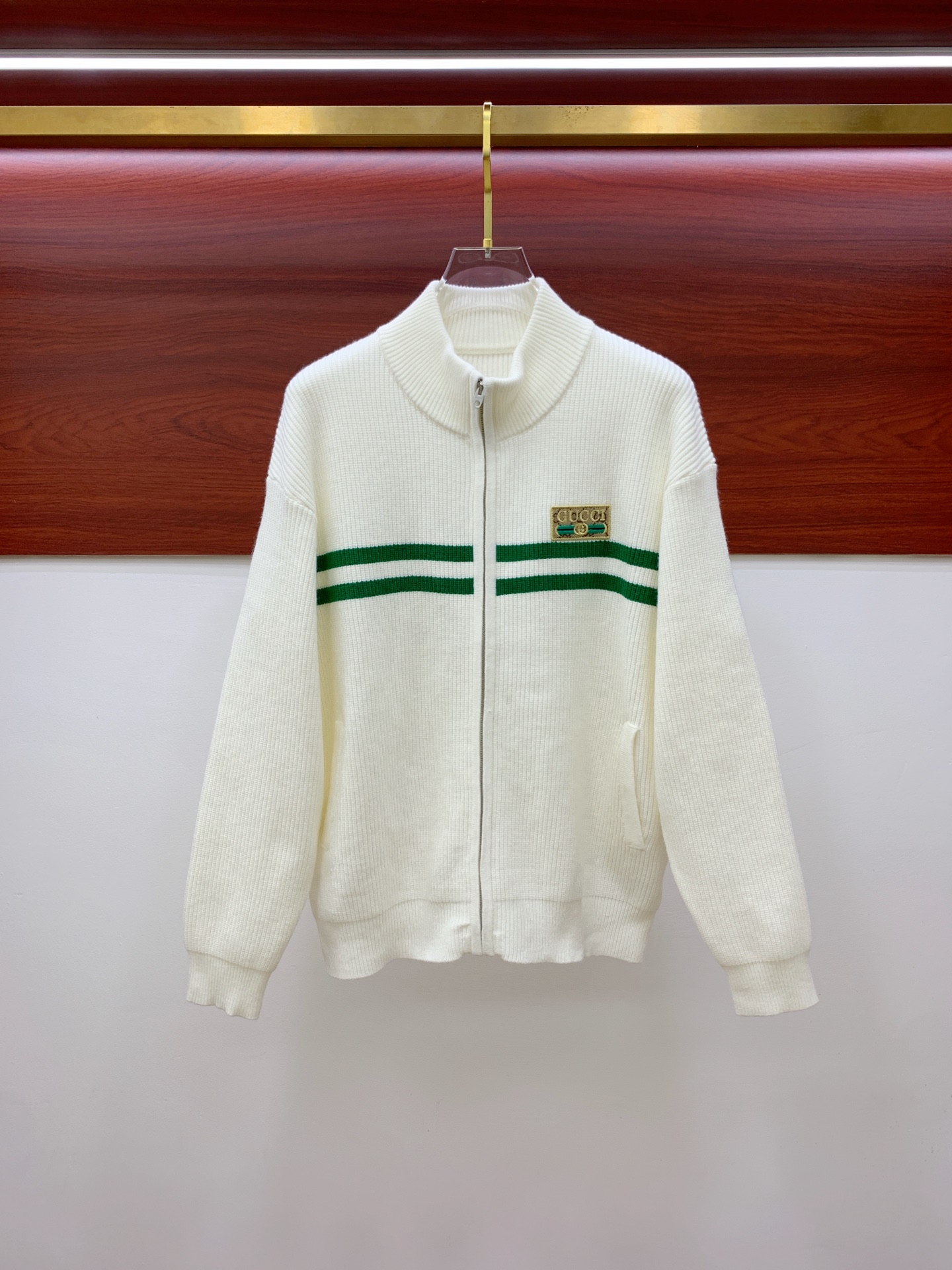 NO:539475,Gucci 25ss autumn and winter [new product] the latest and most top cardigan wool knitted sweater jacket!  Cardigan sweater, exquisite color combination with new trendy pullovers, the top quality counter is on sale, top production crafts imported fabrics, unique design of the counter, using imported high-end custom imported silk thread feels first-class!  Official website for sale. Number of codes: M-3XL, gucci, jackets & coats, sweaters, alexander wang19860909古驰25ss秋冬【新品】最新最顶级开衫羊毛针织衫外套 ！开衫毛衣,精致配色融合新款潮套头衫,最顶级的品质专柜在售,顶级制作工艺进口面料,专柜款独特设计,采用进口高端订制进口丝线手感一流！官网在售. 码数:M-3XL,,gucci,jackets & coats,sweaters,alexander wang,Men's clothing