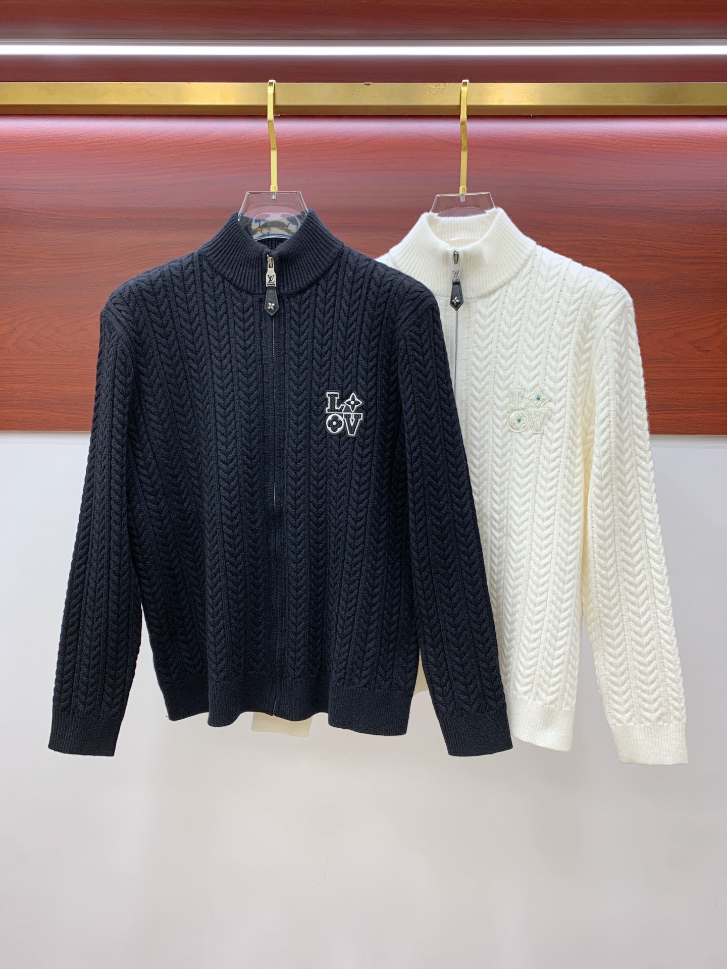 NO:539479,LV 25ss autumn and winter [new product] the latest and most top cardigan wool knitted sweater jacket!  Cardigan sweater, exquisite color combination with new trendy pullovers, the top quality counter is on sale, top production crafts imported fabrics, unique design of the counter, using imported high-end custom imported silk thread feels first-class!  Official website for sale. Number of codes: M-3XL, louis vuitton, jackets & coats, sweaters, alexander wang19860909LV 25ss秋冬【新品】最新最顶级开衫羊毛针织衫外套 ！开衫毛衣,精致配色融合新款潮套头衫,最顶级的品质专柜在售,顶级制作工艺进口面料,专柜款独特设计,采用进口高端订制进口丝线手感一流！官网在售. 码数:M-3XL,,louis vuitton,jackets & coats,sweaters,alexander wang,Men's clothing