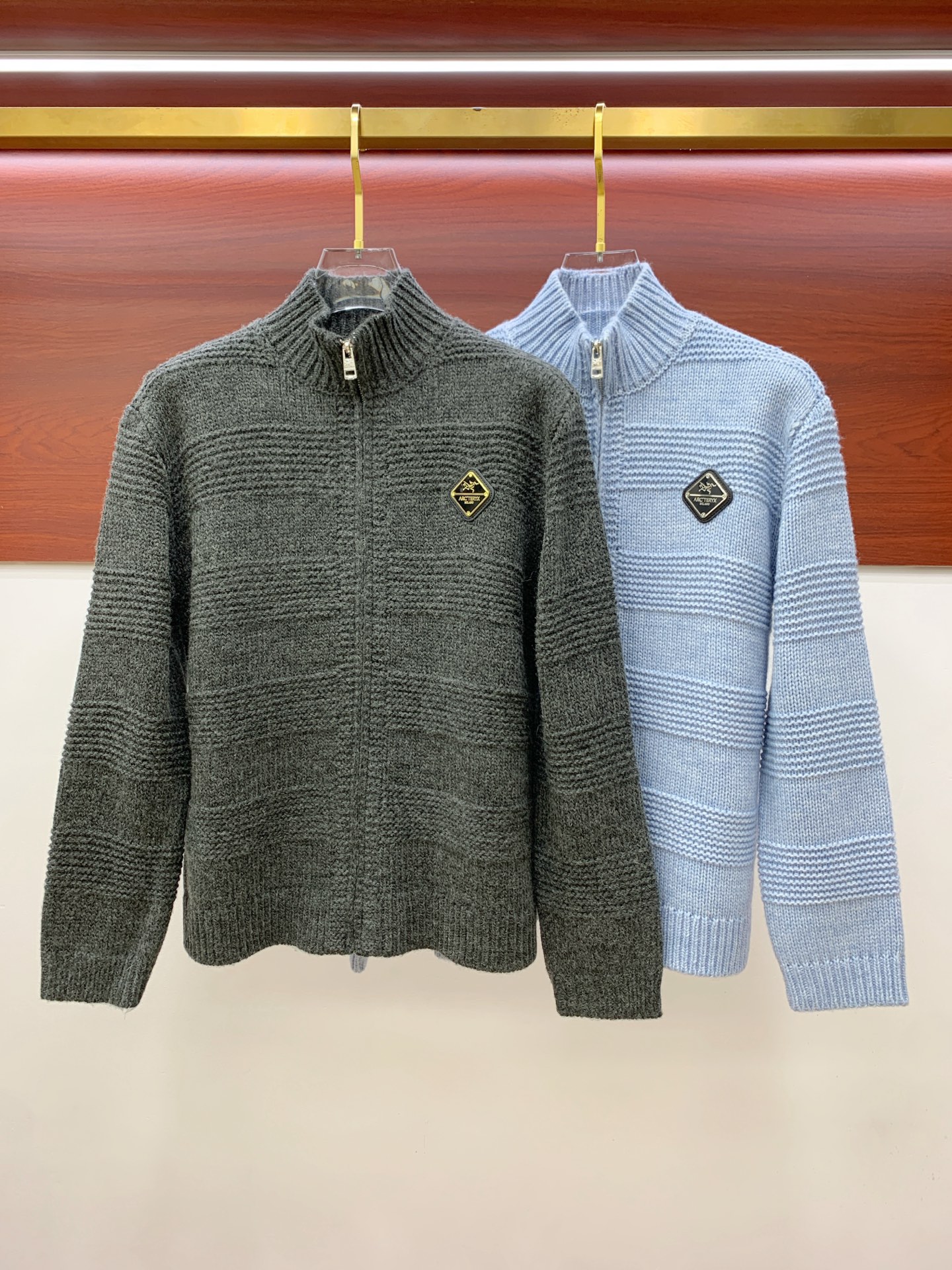 NO:539483,Archaeoptera Bird 25ss Autumn and Winter [New Product] The latest and top cardigan wool knitted sweater jacket!  Cardigan sweater, exquisite color combination with new trendy pullovers, the top quality counter is on sale, top production crafts imported fabrics, unique design of the counter, using imported high-end custom imported silk thread feels first-class!  Official website for sale. Number of codes: M-3XL, arc'teryx, jackets & coats, sweaters, alexander wang19860909始祖鸟25ss秋冬【新品】最新最顶级开衫羊毛针织衫外套 ！开衫毛衣,精致配色融合新款潮套头衫,最顶级的品质专柜在售,顶级制作工艺进口面料,专柜款独特设计,采用进口高端订制进口丝线手感一流！官网在售. 码数:M-3XL,arc'teryx,jackets & coats,sweaters,alexander wang,Men's clothing