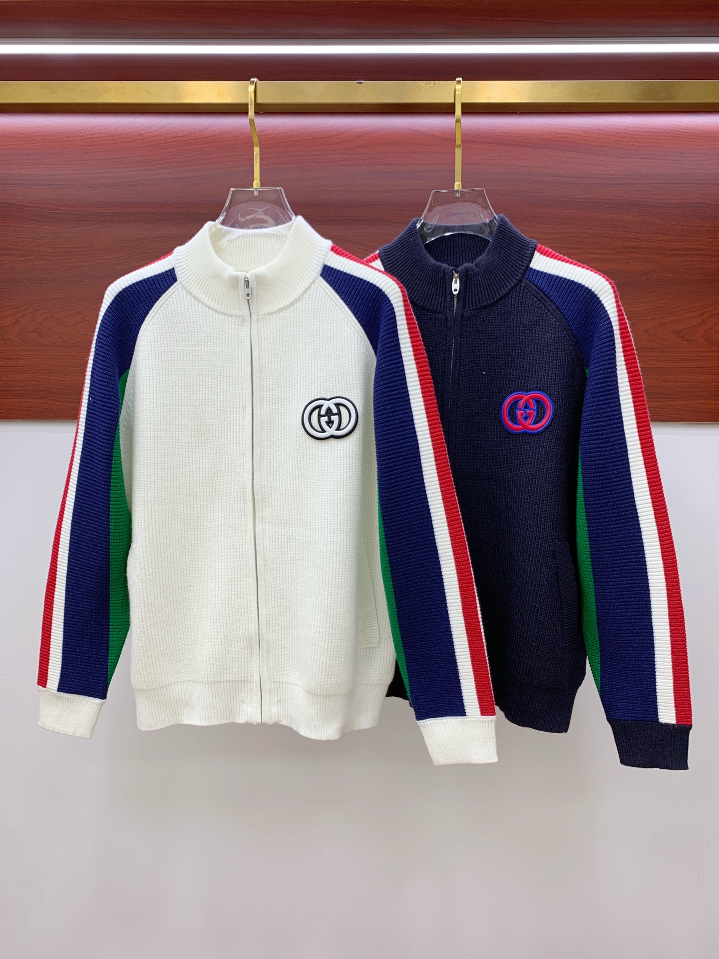 NO:539466,Gucci 25ss autumn and winter [new product] the latest and most top cardigan wool knitted sweater jacket!  Cardigan sweater, exquisite color combination with new trendy pullovers, the top quality counter is on sale, top production crafts imported fabrics, unique design of the counter, using imported high-end custom imported silk thread feels first-class!  Official website for sale. Number of codes: M-3XL, gucci, jackets & coats, sweaters, alexander wang19860909古驰25ss秋冬【新品】最新最顶级开衫羊毛针织衫外套 ！开衫毛衣,精致配色融合新款潮套头衫,最顶级的品质专柜在售,顶级制作工艺进口面料,专柜款独特设计,采用进口高端订制进口丝线手感一流！官网在售. 码数:M-3XL,,gucci,jackets & coats,sweaters,alexander wang,Men's clothing