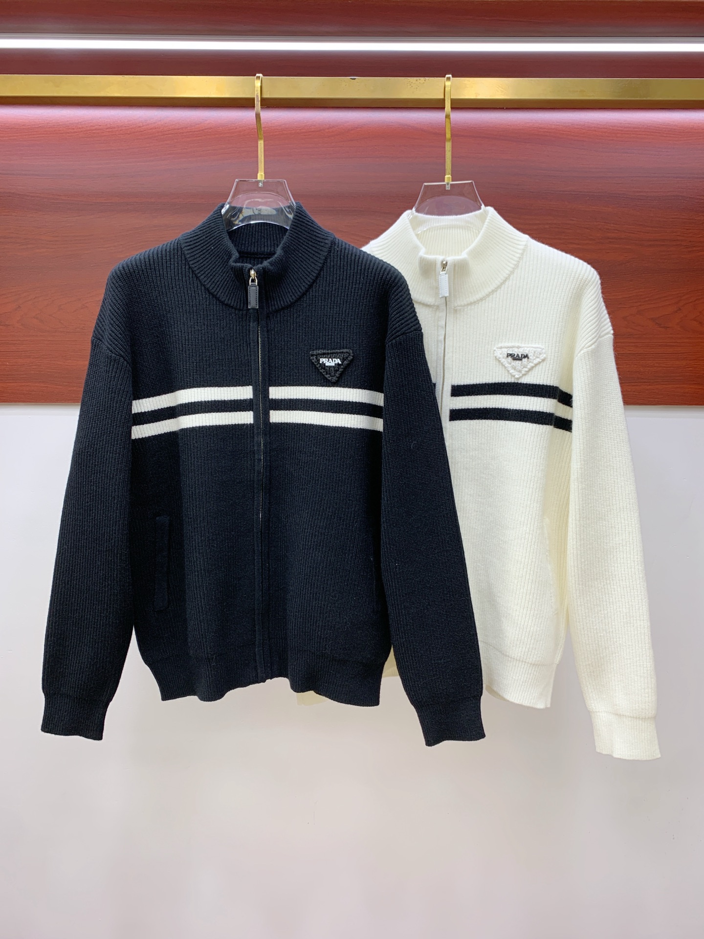 NO:539468,Prada 25ss autumn and winter [new product] the latest and top cardigan wool knitted sweater jacket!  Cardigan sweater, exquisite color combination with new trendy pullovers, the top quality counter is on sale, top production crafts imported fabrics, unique design of the counter, using imported high-end custom imported silk thread feels first-class!  Official website for sale. Number of codes: M-3XL, prada, jackets & coats, sweaters, alexander wang19860909普拉达25ss秋冬【新品】最新最顶级开衫羊毛针织衫外套 ！开衫毛衣,精致配色融合新款潮套头衫,最顶级的品质专柜在售,顶级制作工艺进口面料,专柜款独特设计,采用进口高端订制进口丝线手感一流！官网在售. 码数:M-3XL,,prada,jackets & coats,sweaters,alexander wang,Men's clothing