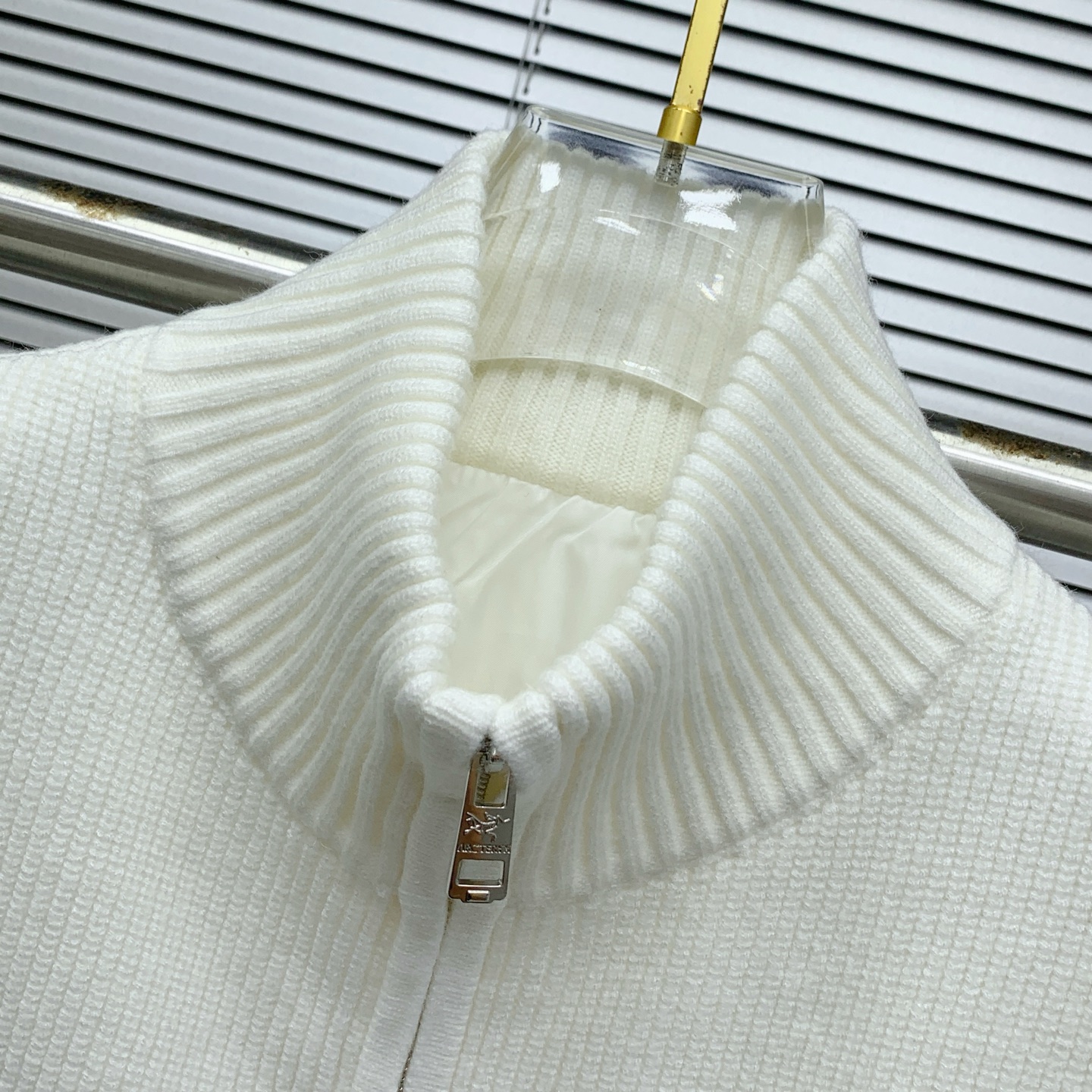 P280💰始祖鸟25ss【新品】秋冬休闲针织背心毛衣！衣服触感柔软亲肤，视觉上很精致、有质感、高贵，非常简单也很显品质。独特的中性色调，瞬间点亮你的整体造型，经典与时尚融合简约而不失格调。商务休闲俩即可，百搭不挑！M-3XL