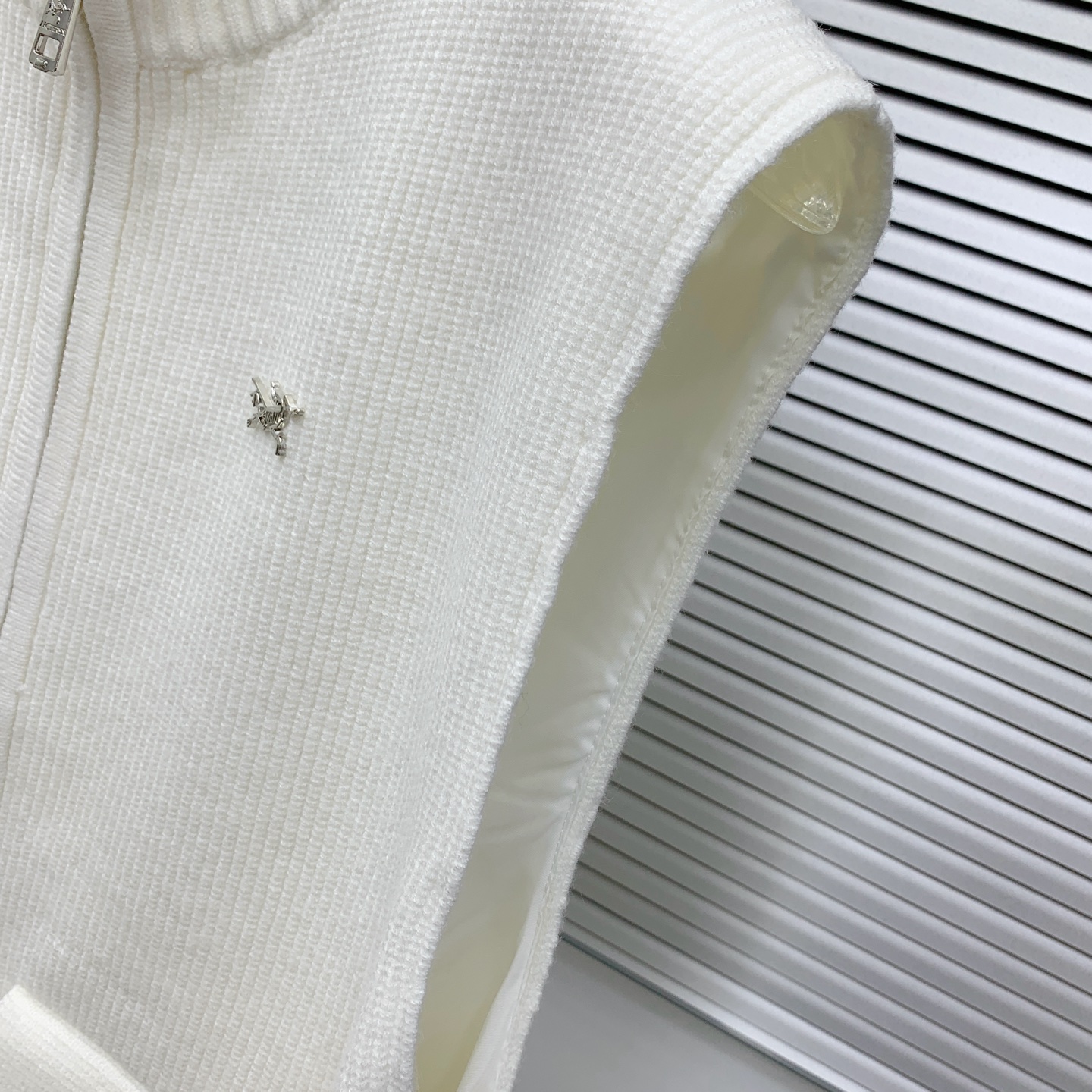 P280💰始祖鸟25ss【新品】秋冬休闲针织背心毛衣！衣服触感柔软亲肤，视觉上很精致、有质感、高贵，非常简单也很显品质。独特的中性色调，瞬间点亮你的整体造型，经典与时尚融合简约而不失格调。商务休闲俩即可，百搭不挑！M-3XL