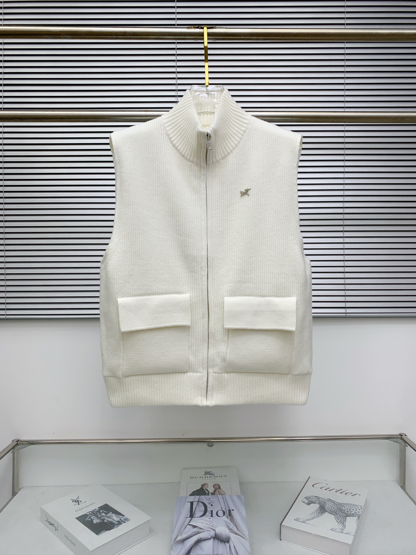 P280💰始祖鸟25ss【新品】秋冬休闲针织背心毛衣！衣服触感柔软亲肤，视觉上很精致、有质感、高贵，非常简单也很显品质。独特的中性色调，瞬间点亮你的整体造型，经典与时尚融合简约而不失格调。商务休闲俩即可，百搭不挑！M-3XL