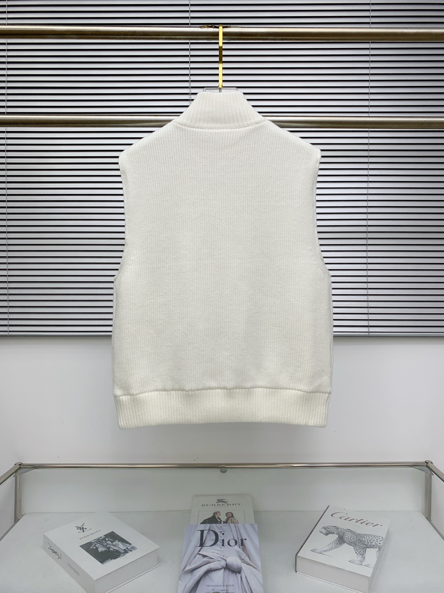 P280💰始祖鸟25ss【新品】秋冬休闲针织背心毛衣！衣服触感柔软亲肤，视觉上很精致、有质感、高贵，非常简单也很显品质。独特的中性色调，瞬间点亮你的整体造型，经典与时尚融合简约而不失格调。商务休闲俩即可，百搭不挑！M-3XL