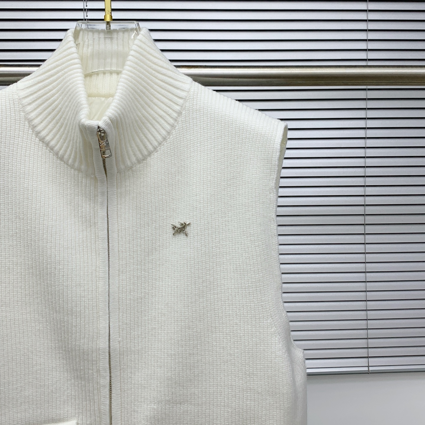 P280💰始祖鸟25ss【新品】秋冬休闲针织背心毛衣！衣服触感柔软亲肤，视觉上很精致、有质感、高贵，非常简单也很显品质。独特的中性色调，瞬间点亮你的整体造型，经典与时尚融合简约而不失格调。商务休闲俩即可，百搭不挑！M-3XL