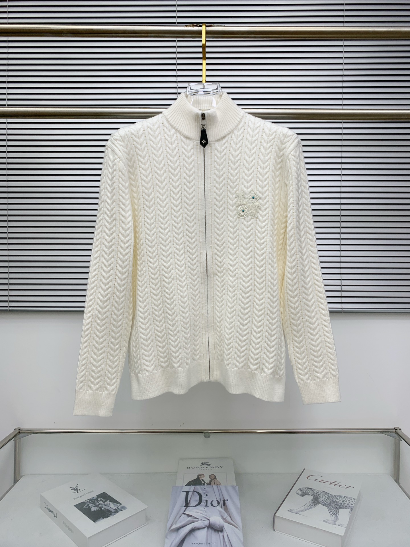 NO:551000,LV 25ss autumn and winter [new product] the latest and most top cardigan wool knitted sweater jacket!  Cardigan sweater, exquisite color combination with new trendy pullovers, the top quality counter is on sale, top production crafts imported fabrics, unique design of the counter, using imported high-end custom imported silk thread feels first-class!  Official website for sale. Number of codes: M-3XL, louis vuitton, jackets & coats, sweaters, alexander wang19860909LV 25ss秋冬【新品】最新最顶级开衫羊毛针织衫外套 ！开衫毛衣,精致配色融合新款潮套头衫,最顶级的品质专柜在售,顶级制作工艺进口面料,专柜款独特设计,采用进口高端订制进口丝线手感一流！官网在售. 码数:M-3XL,,louis vuitton,jackets & coats,sweaters,alexander wang,Men's clothing