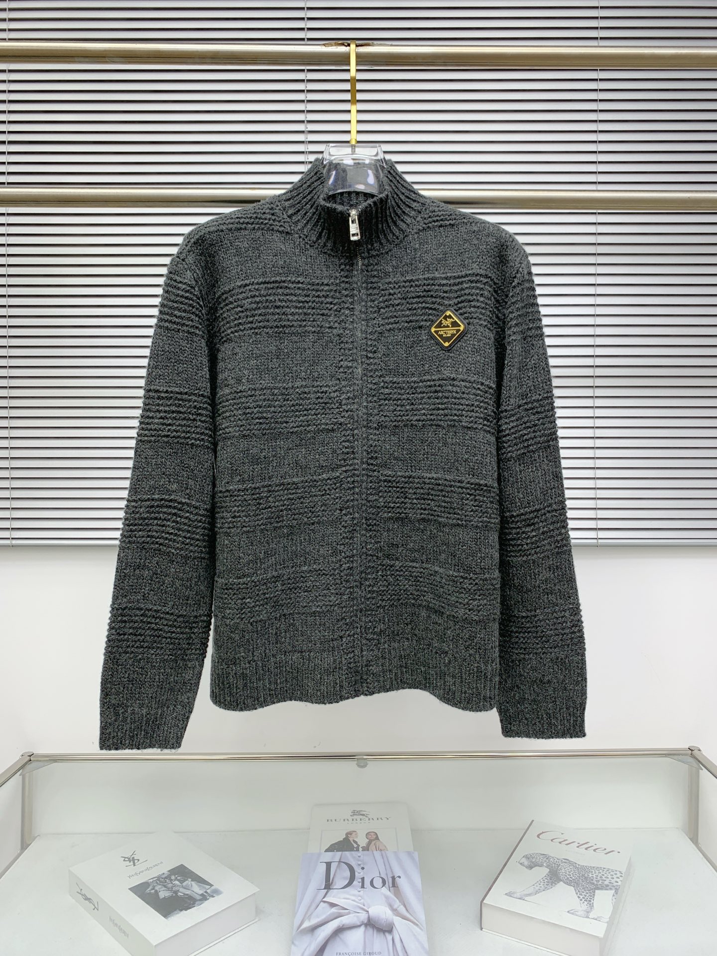 NO:537488,Archaeoptera Bird 25ss Autumn and Winter [New Product] The latest and top cardigan wool knitted sweater jacket!  Cardigan sweater, exquisite color combination with new trendy pullovers, the top quality counter is on sale, top production crafts imported fabrics, unique design of the counter, using imported high-end custom imported silk thread feels first-class!  Official website for sale. Number of codes: M-3XL, arc'teryx, jackets & coats, sweaters, alexander wang19860909始祖鸟25ss秋冬【新品】最新最顶级开衫羊毛针织衫外套 ！开衫毛衣,精致配色融合新款潮套头衫,最顶级的品质专柜在售,顶级制作工艺进口面料,专柜款独特设计,采用进口高端订制进口丝线手感一流！官网在售. 码数:M-3XL,arc'teryx,jackets & coats,sweaters,alexander wang,Men's clothing